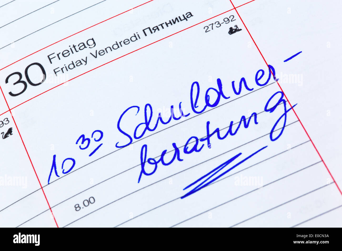 Consultation du débiteur dans un calendrier. Photo symbolique pour la lutte contre la pauvreté et la faillite privée Banque D'Images