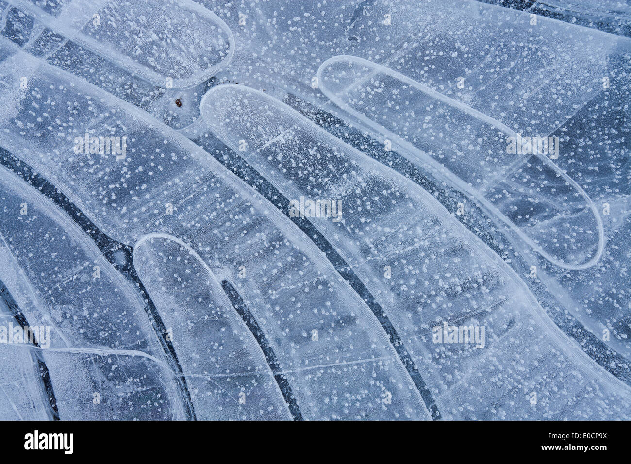 Les structures et les modèles de glace sur un lac gelé, Schladminger Tauern, Spiegelsee, Styrie, Autriche Banque D'Images