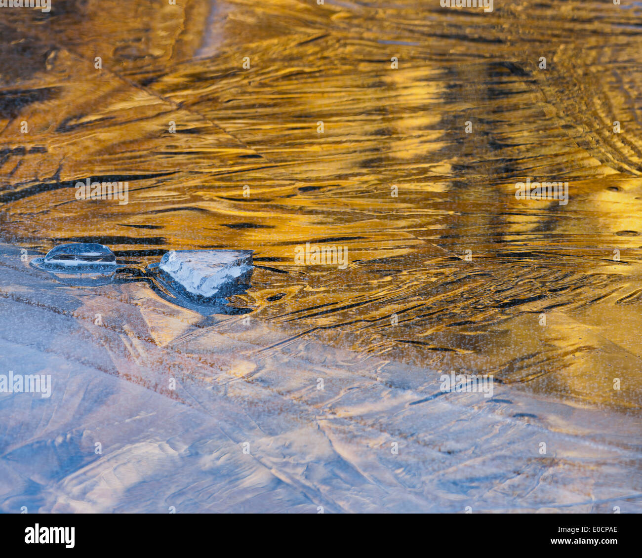 Les structures et les modèles de glace sur un lac gelé, Schladminger Tauern, Spiegelsee, Styrie, Autriche Banque D'Images