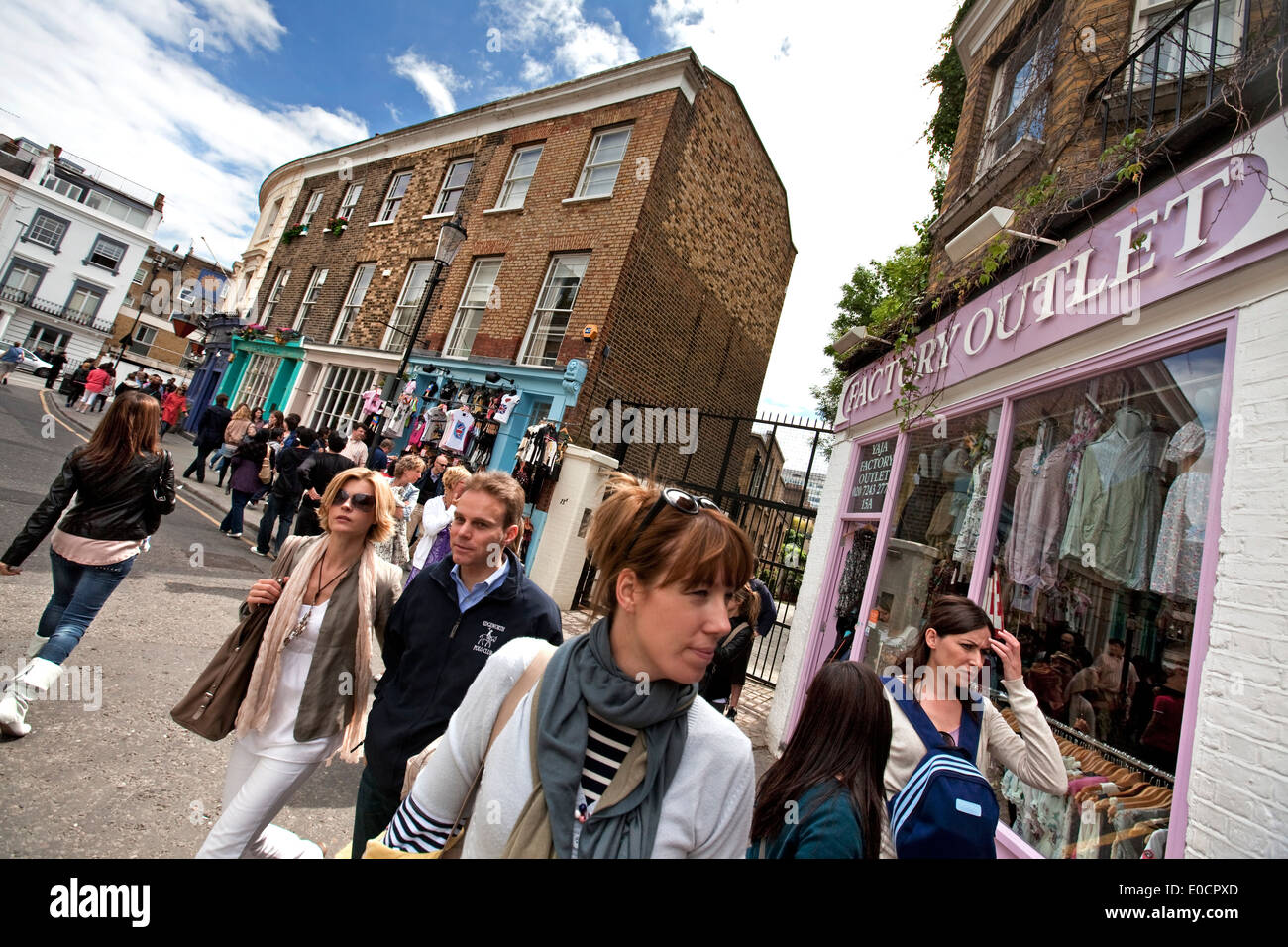 Shoppers on a sunny samedi sur Portobello Road, Notting Hill, Londres, Angleterre, Grande-Bretagne Banque D'Images