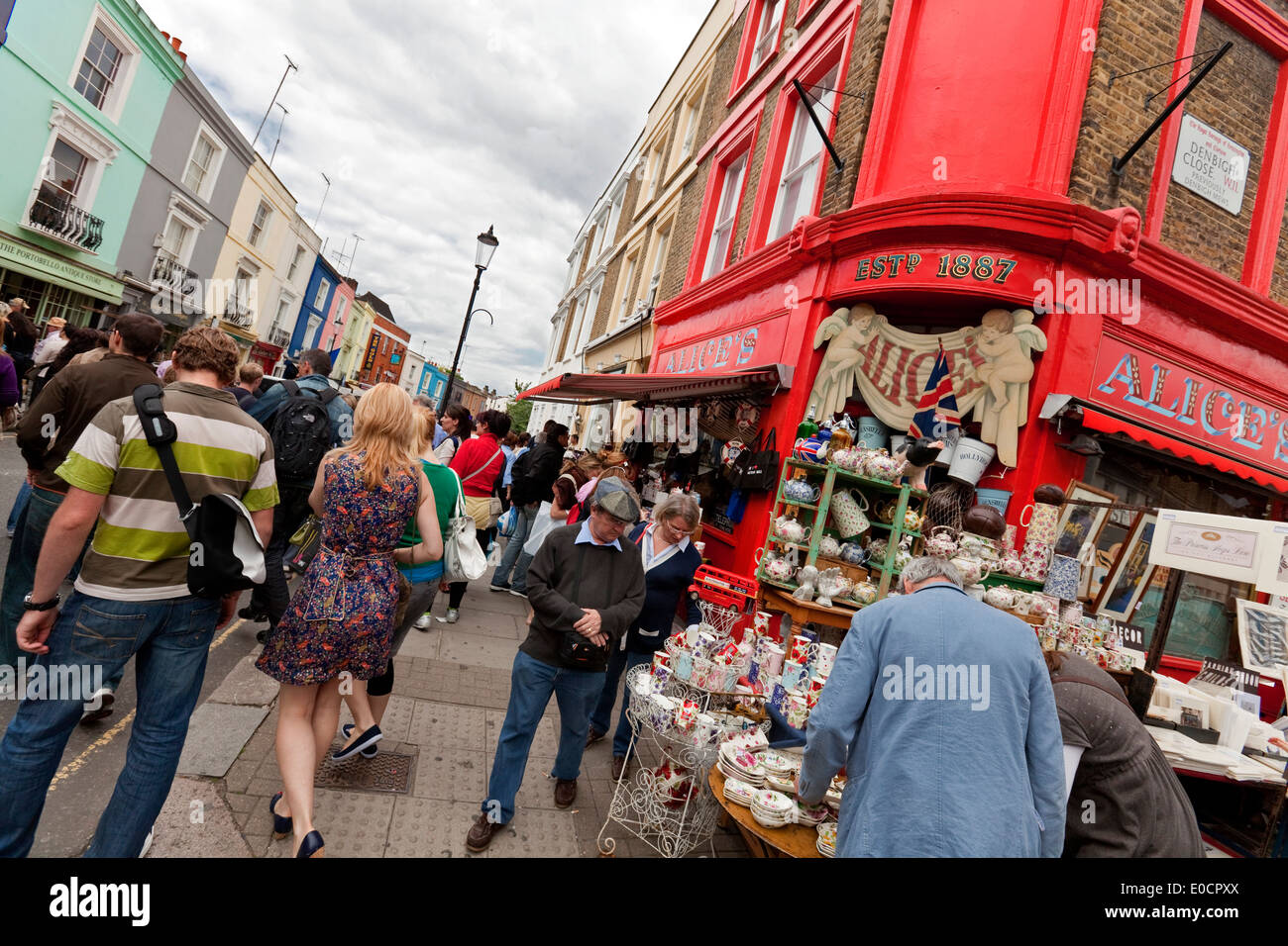 Shoppers on a sunny samedi sur Portobello Road, Notting Hill, Londres, Angleterre, Grande-Bretagne Banque D'Images