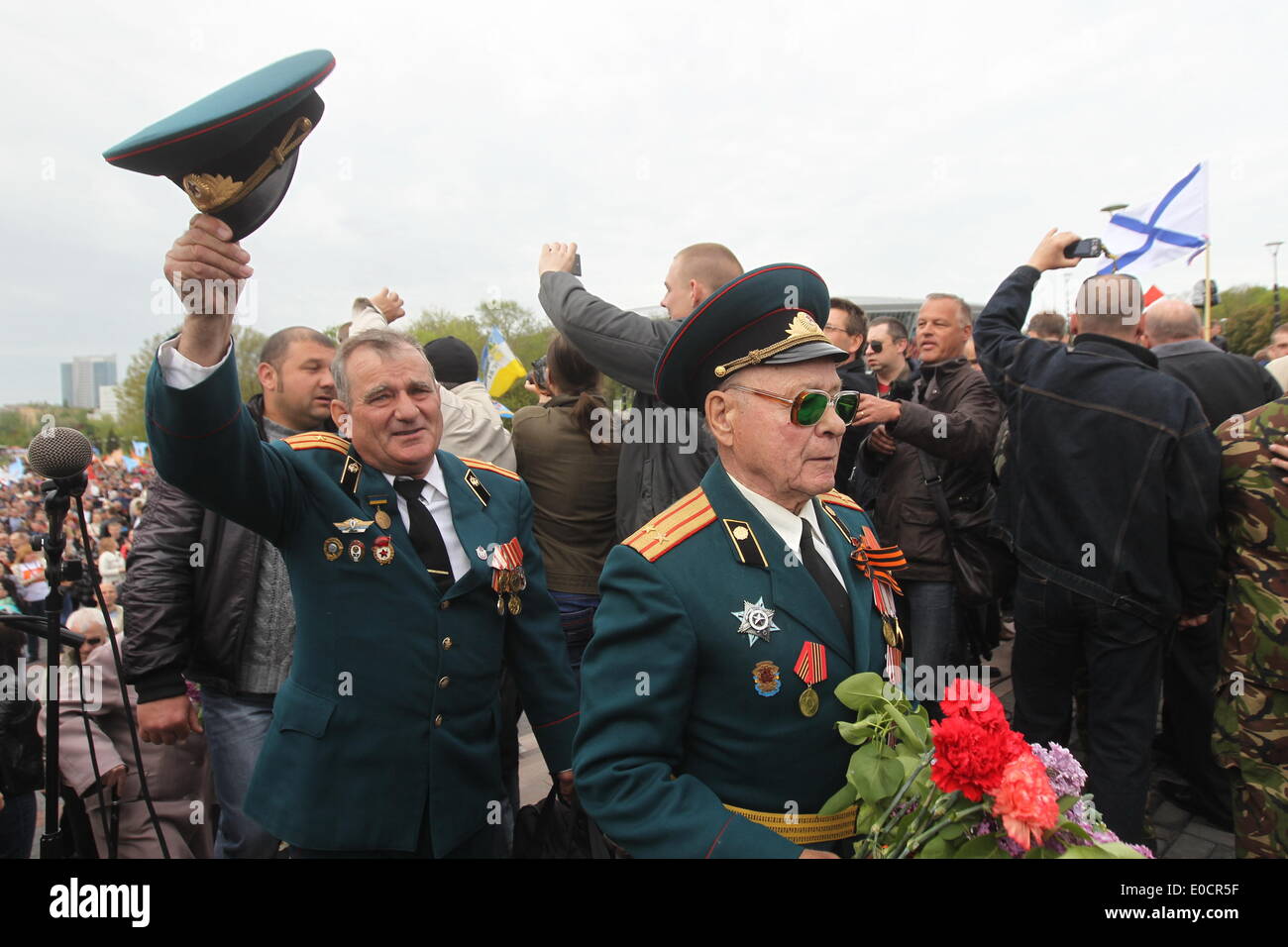 Donetsk, Ukraine. 9 mai, 2014. Anciens Combattants participent à la cérémonie commémorative de la Victoire marquant le 69e anniversaire de la défaite de l'Allemagne nazie pendant la DEUXIÈME GUERRE MONDIALE, dans la région de Donetsk, Ukraine, le 9 mai 2014. Credit : Lu Jinbo/Xinhua/Alamy Live News Banque D'Images