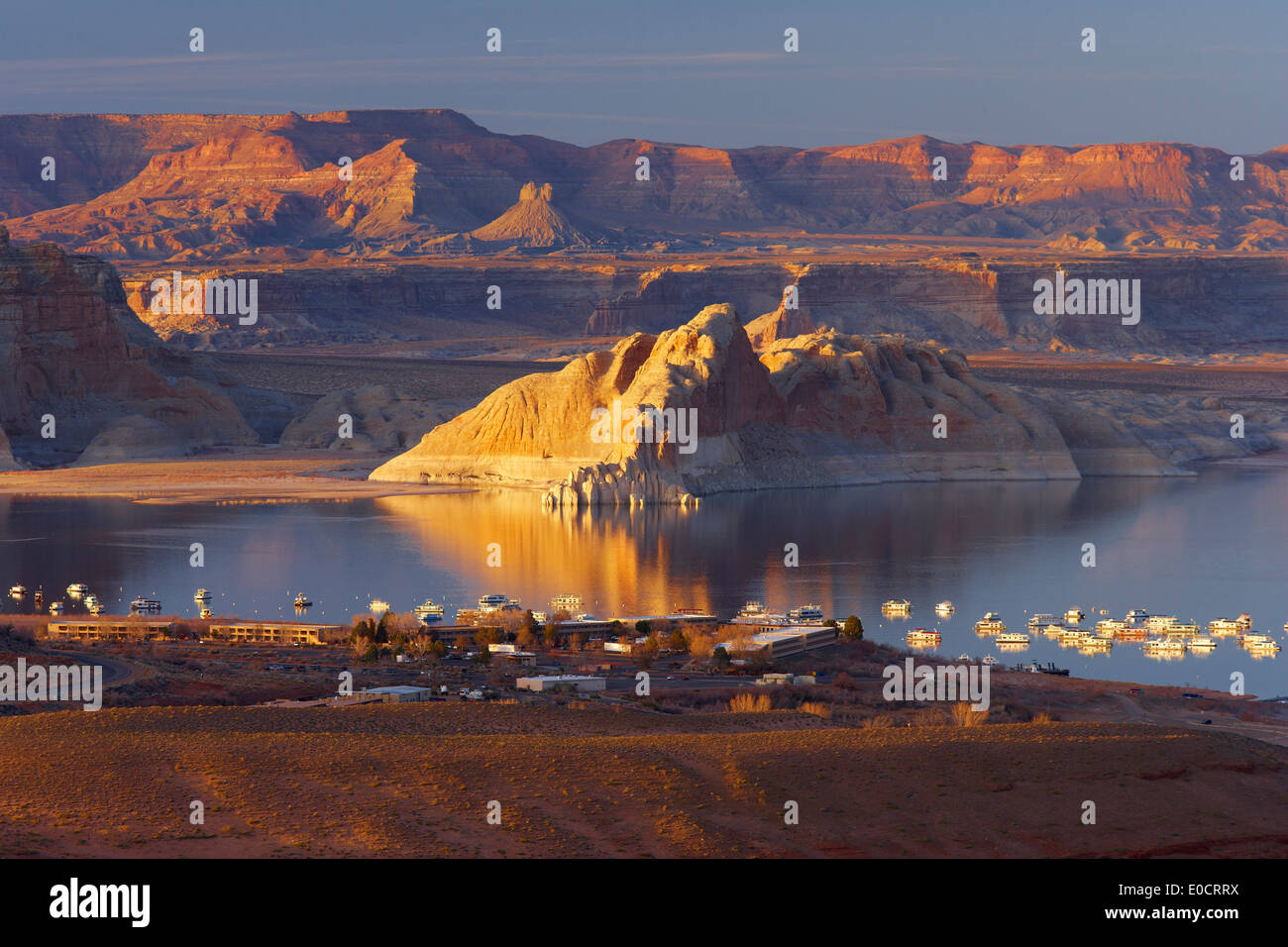 Le lac Powell avec Wahweap Bay et Wahweap Marina dans la soirée, Glen Canyon National Recreation Area, l'Arizona et l'Utah, USA, ame Banque D'Images