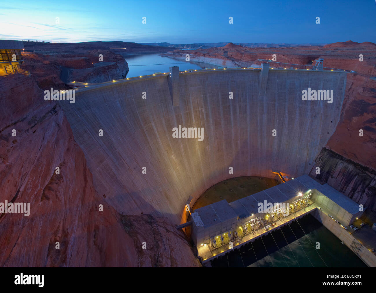 Avis de Glen Canyon Dam dans la soirée, Glen Canyon National Recreation Area, Arizona, USA, Amérique Latine Banque D'Images