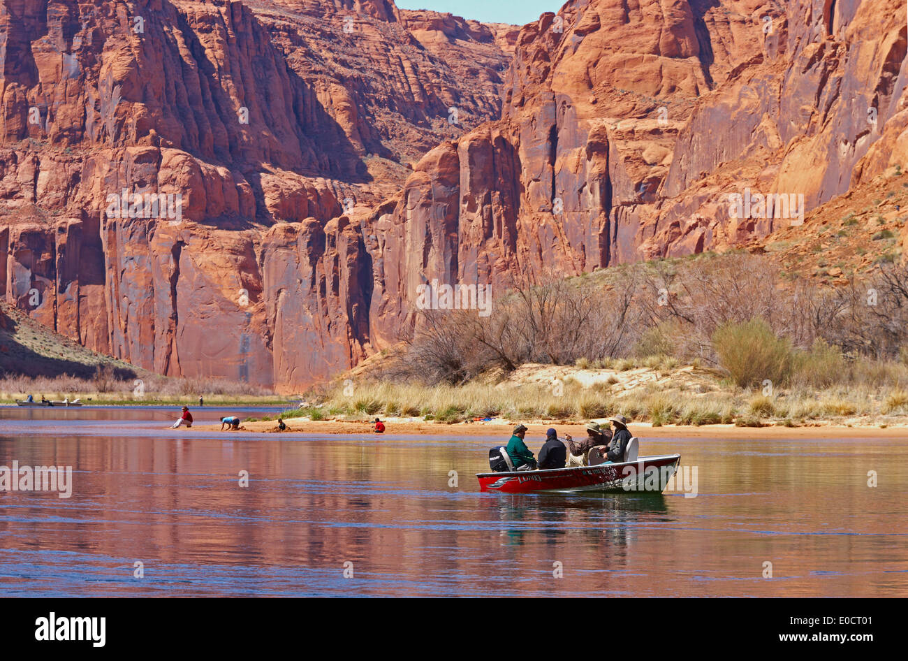Personnes dans un bateau sur le fleuve Colorado à partir de barrage de Glen Canyon à Lees Ferry, Glen Canyon, Arizona, USA, Amérique Latine Banque D'Images