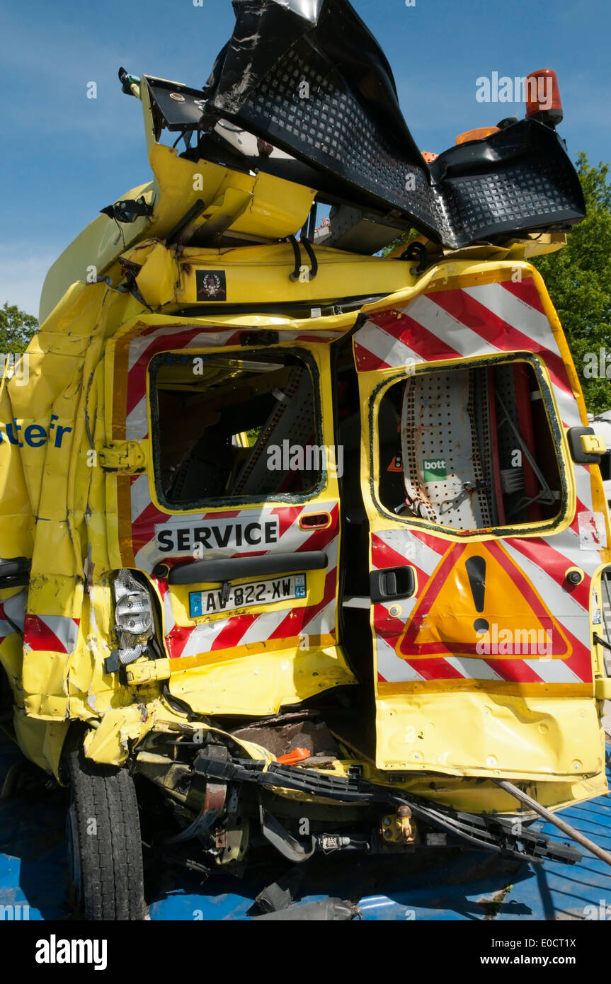 Les services d'autoroute française endommagé van après avoir été impliqué dans un accident. Plus de détails dans la description. Banque D'Images