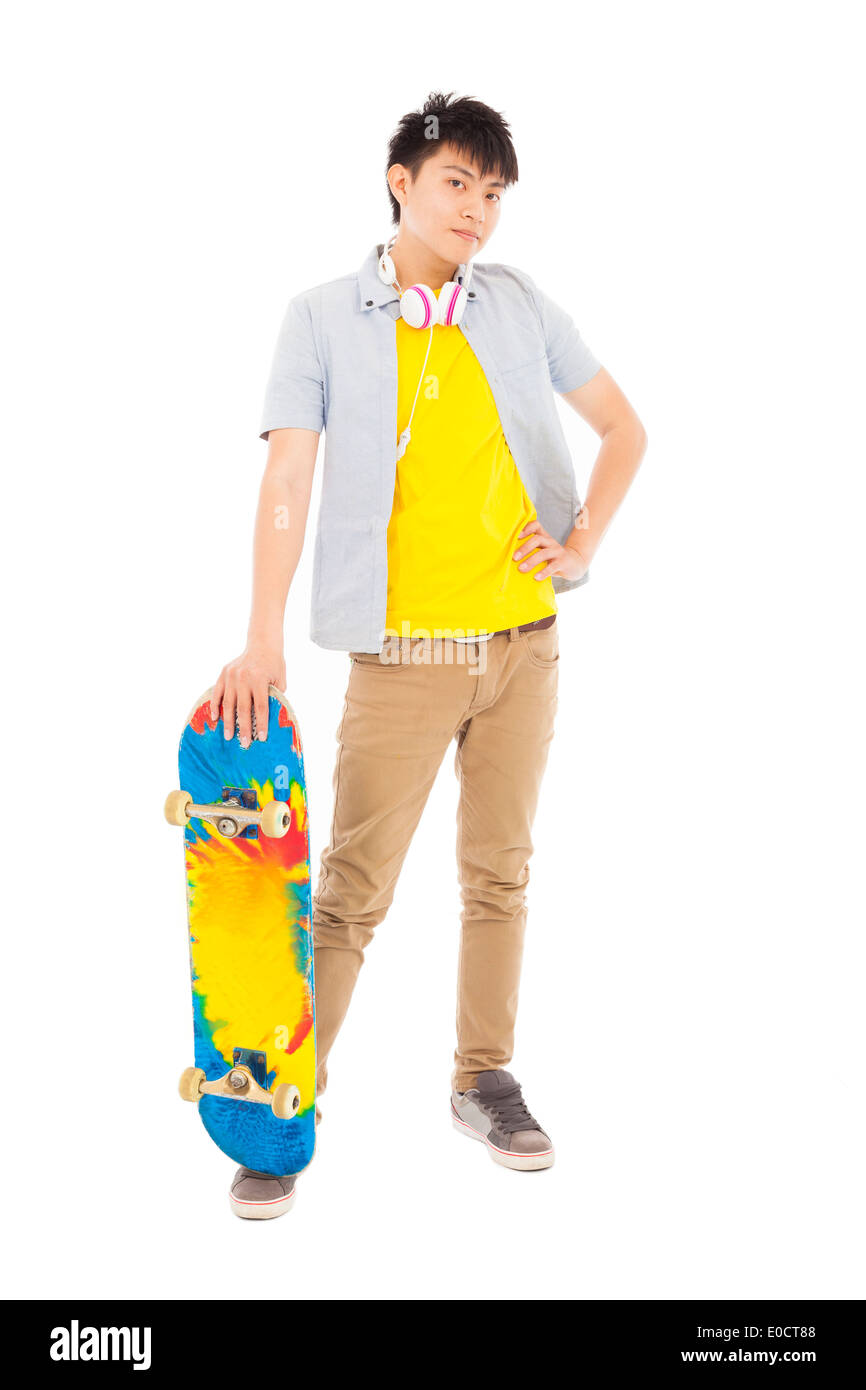 Certain jeune homme debout et tenant un skateboard Banque D'Images