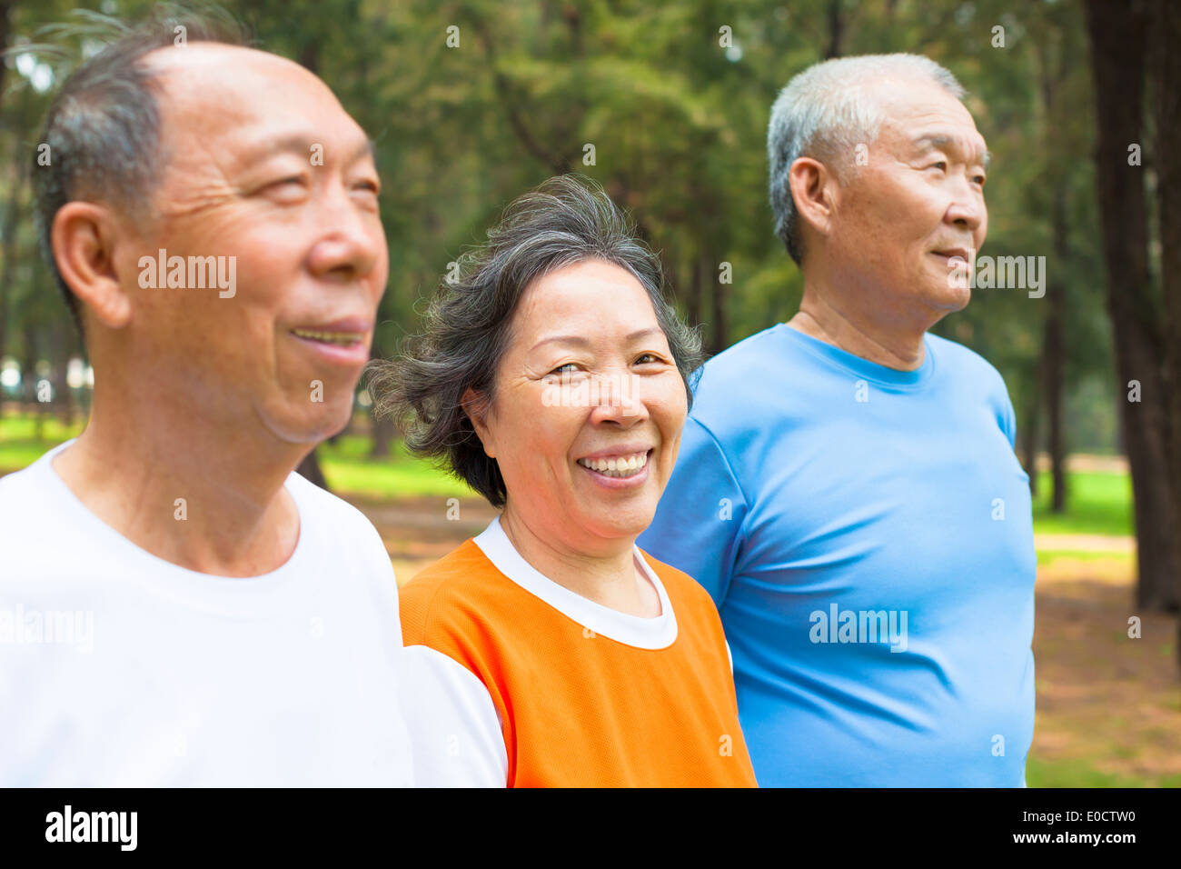 Happy senior woman looking at camera avec ses frères Banque D'Images