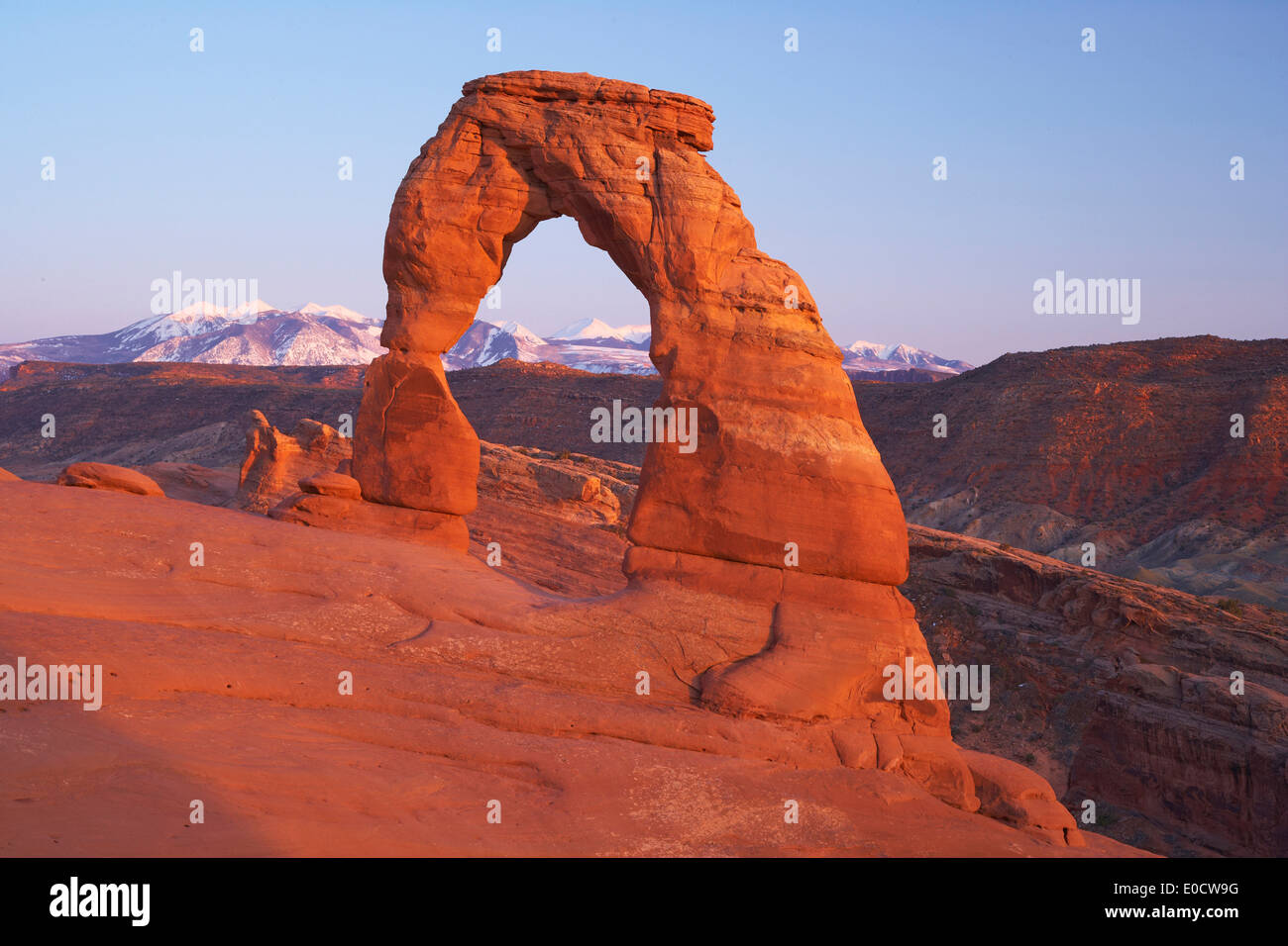 Coucher du soleil à Delicate Arch, Montagnes La Sal, Arches National Park, Utah, USA, Amérique Latine Banque D'Images