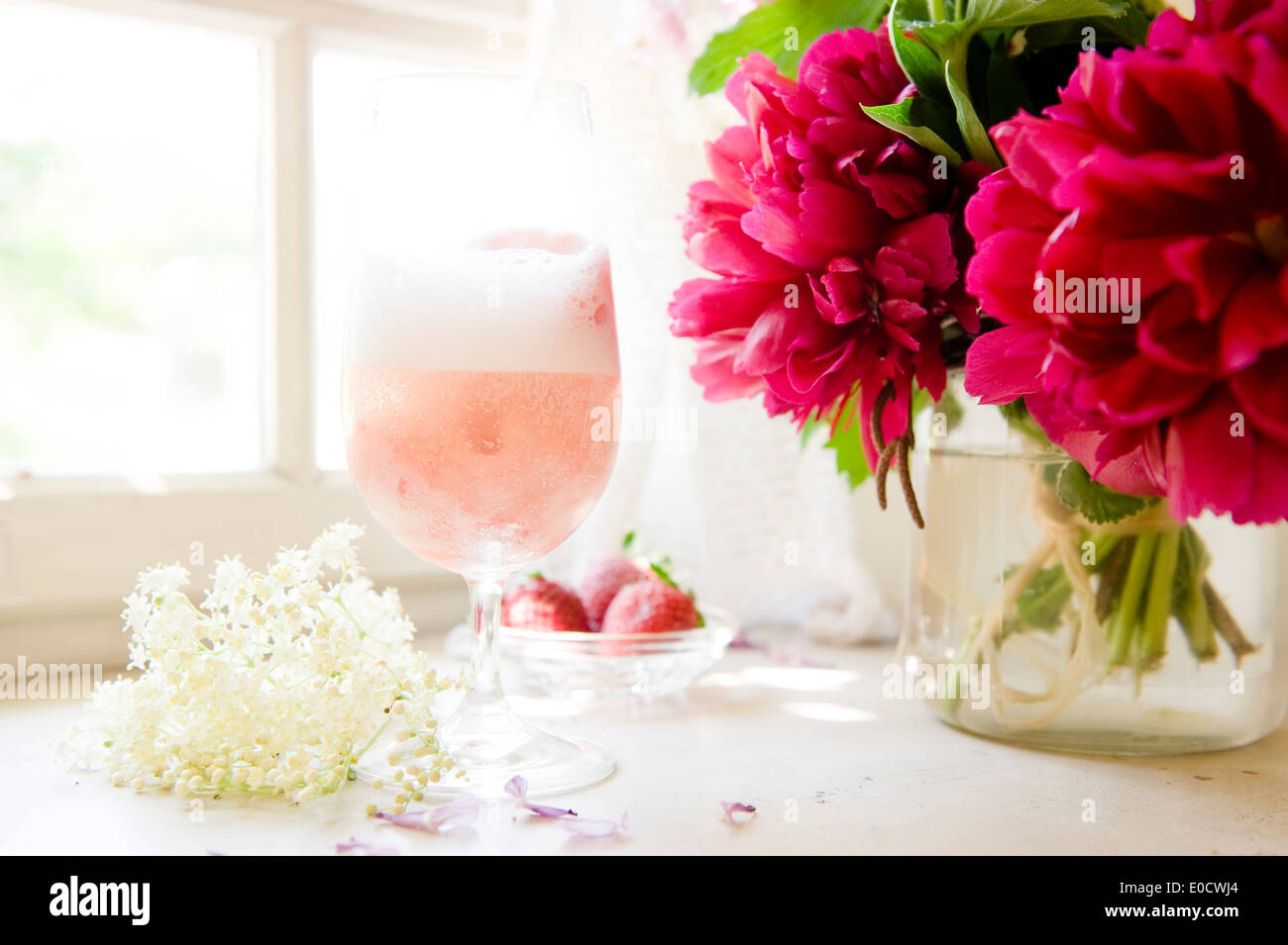 Fleur De Sureau Avec Vin Mousseux Et Des Fraises Faits