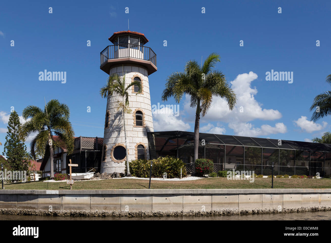 Canal Résidentiel de luxe Accueil avant avec la tour Phare outre et quai privé,, Punta Gorda, FL, USA Banque D'Images