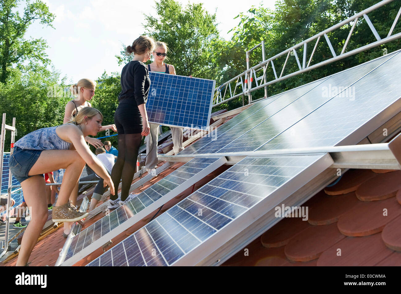 Projet d'école, les élèves l'installation d'une centrale solaire, Freiburg im Breisgau, Forêt-Noire, Bade-Wurtemberg, Allemagne, Europe Banque D'Images