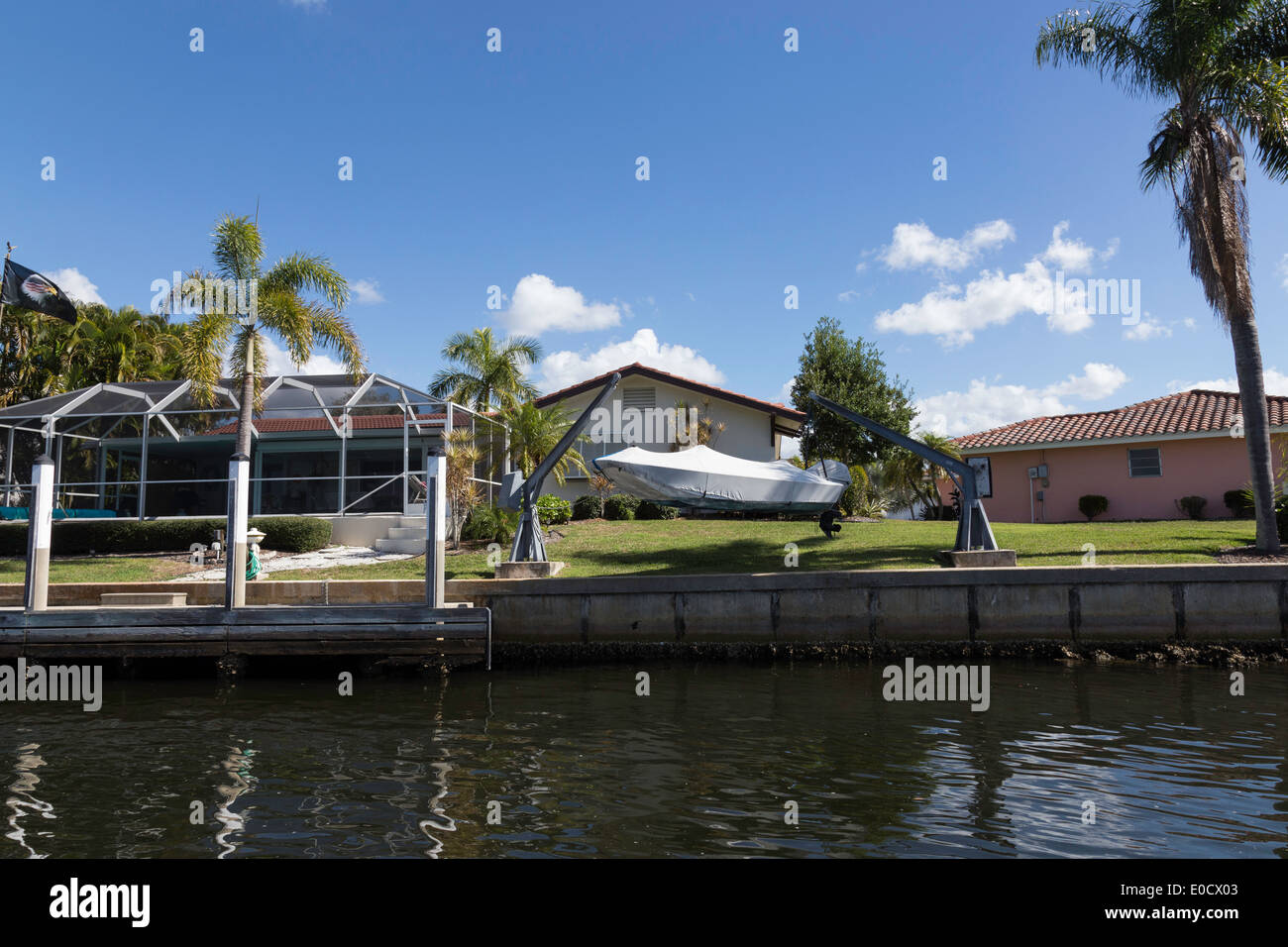 Canal Résidentiel de luxe face à la maison avec piscine à la présélection et garanti sur un bateau Grue, bossoirs, Punta Gorda, FL, USA Banque D'Images