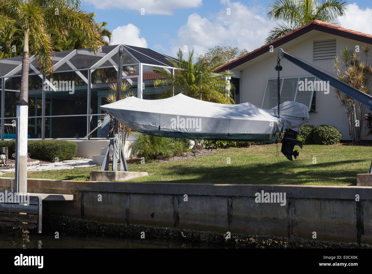 Canal Résidentiel de luxe face à la maison avec piscine à la présélection et garanti sur un bateau Grue, bossoirs, Punta Gorda, FL, USA Banque D'Images