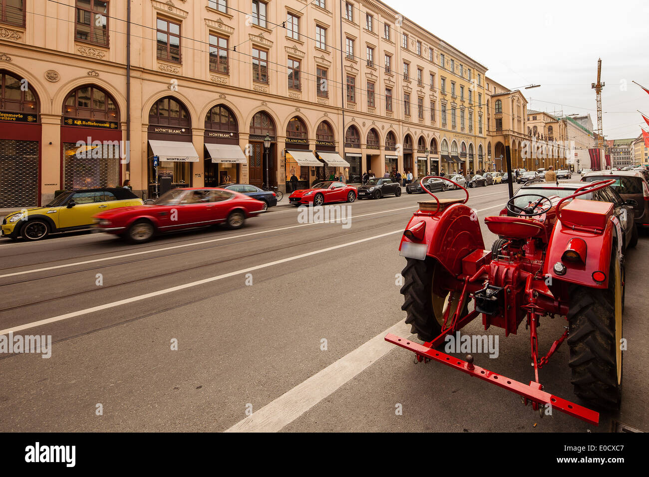 Tracteur rouge, Fiat Dino Coupé et Ferrari à Maximilien street, Munich, Haute-Bavière, Bavière, Allemagne Banque D'Images
