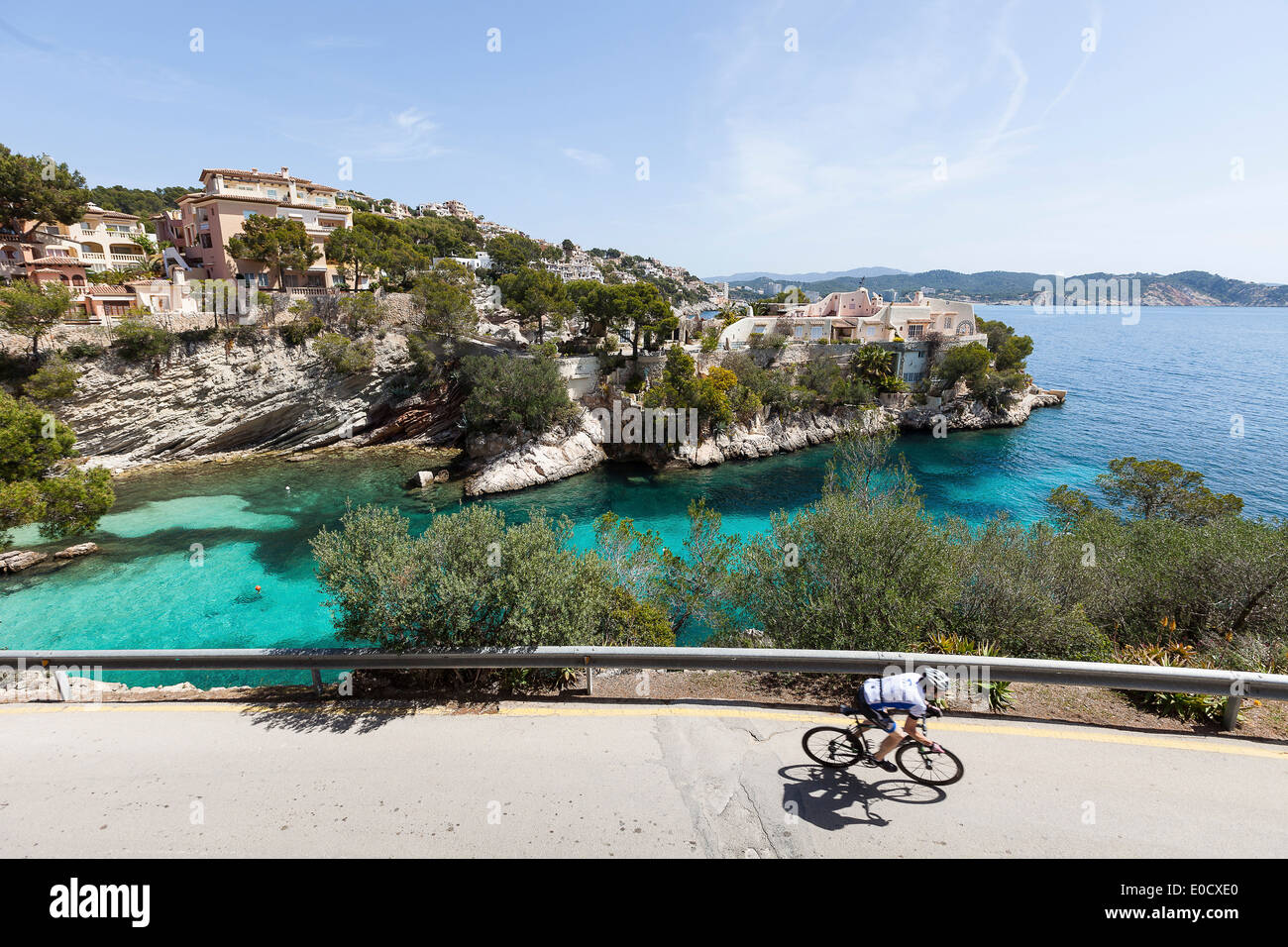 Bicycle Rider sur la côte Méditerranéenne, Peguera, Majorque, Îles Baléares, Espagne Banque D'Images