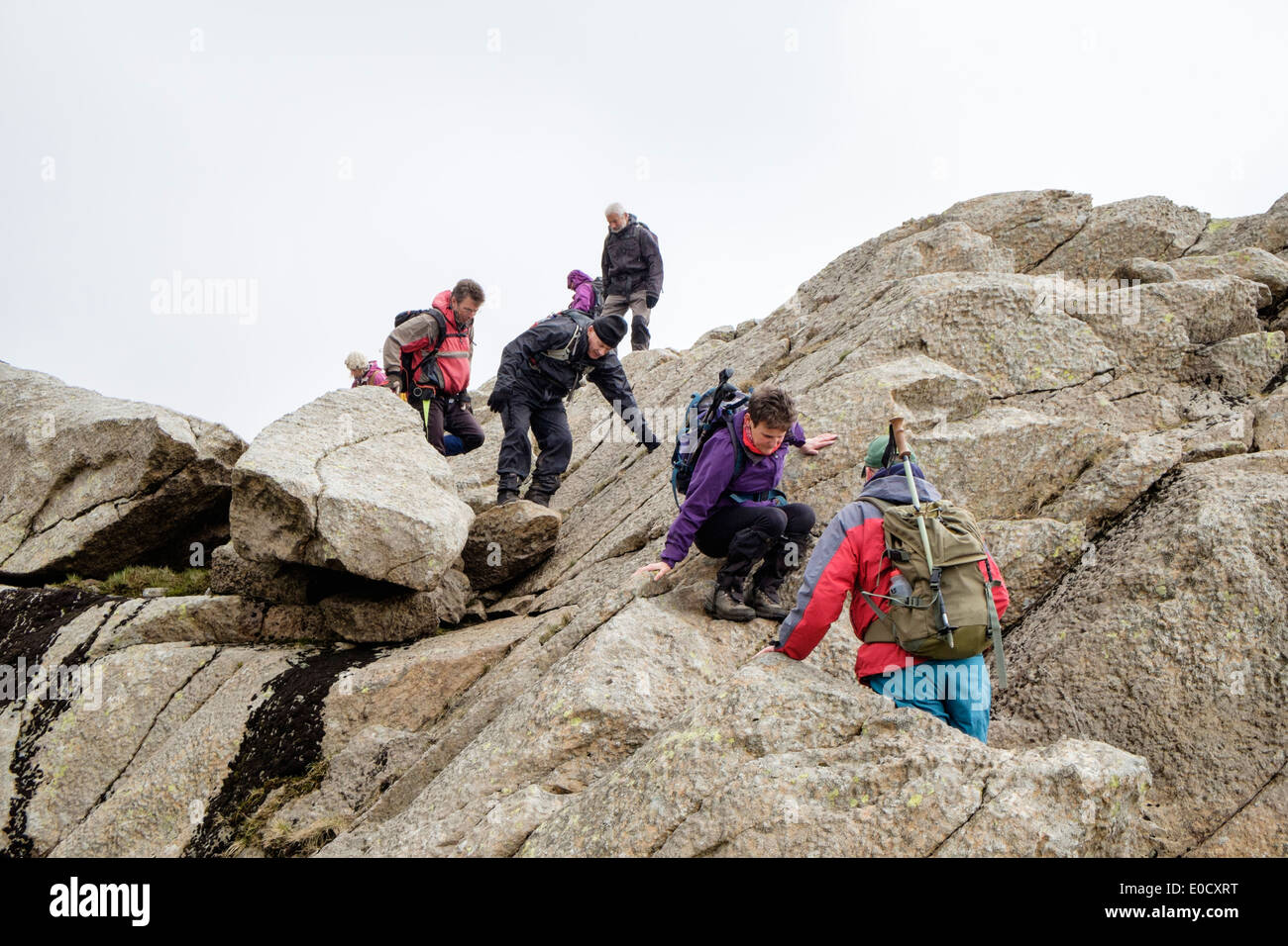 Les marcheurs et des mains au-dessus de roches difficiles sur Carnedd Moel Siabod Daear Ddu ridge dans les montagnes de Snowdonia, le Nord du Pays de Galles, Royaume-Uni Banque D'Images