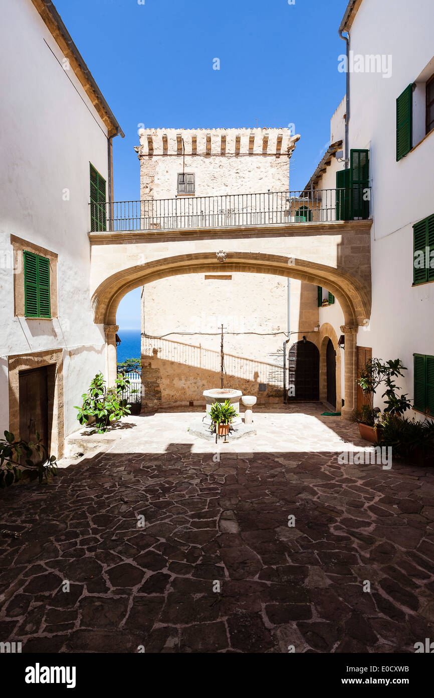 Cour avec balcon et volets verts, Banyalbufar, Mallorca, Espagne Banque D'Images