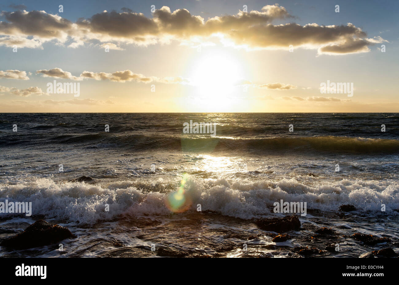Les nuages et le soleil au-dessus de la mer Baltique, Bagenkop, île de Croatie, Danemark, Europe Banque D'Images