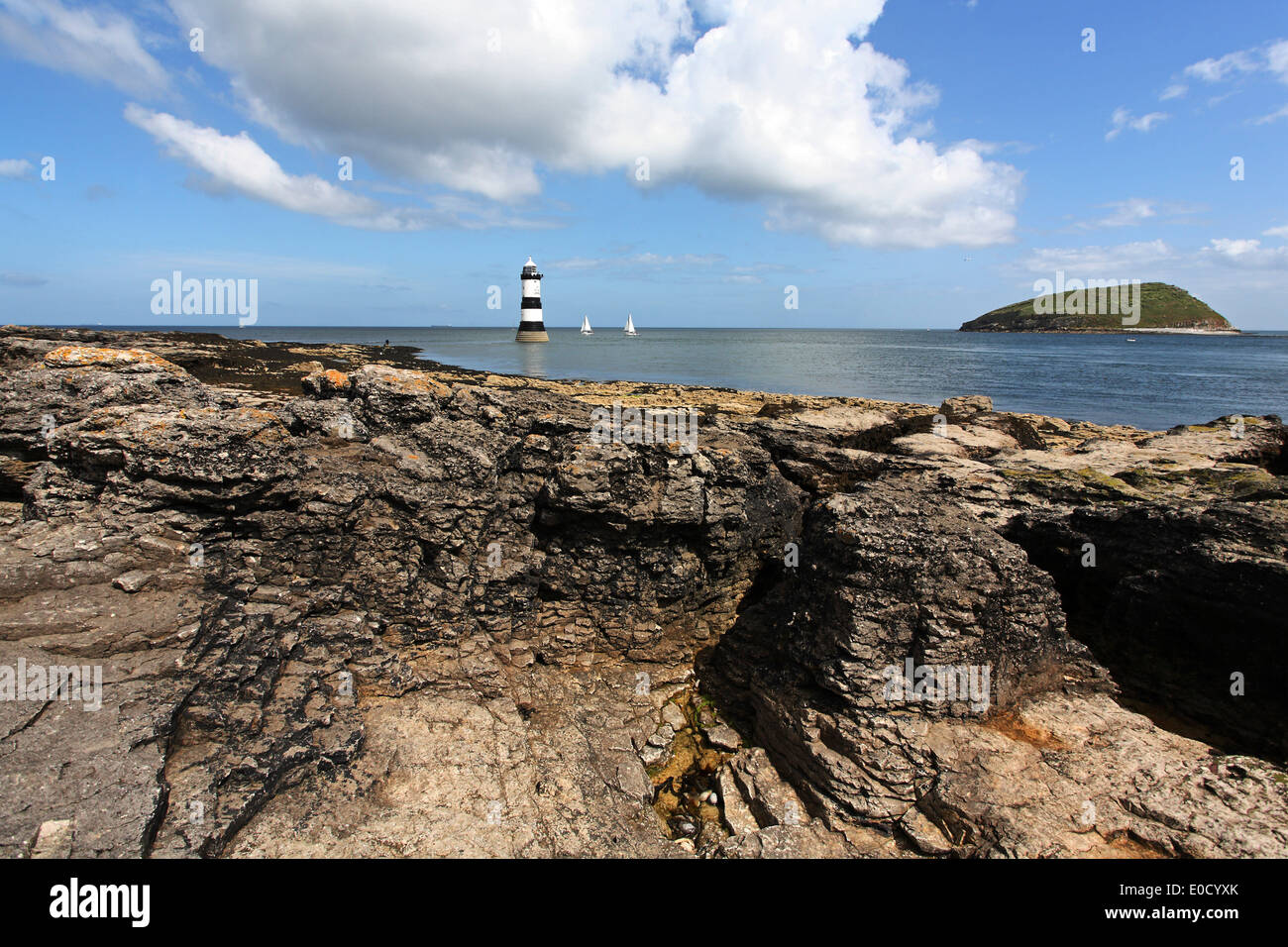 Le phare et l'Île Penmon macareux au nord-ouest de l'île d'Angesey, au nord du Pays de Galles, en Grande-Bretagne, en Europe Banque D'Images