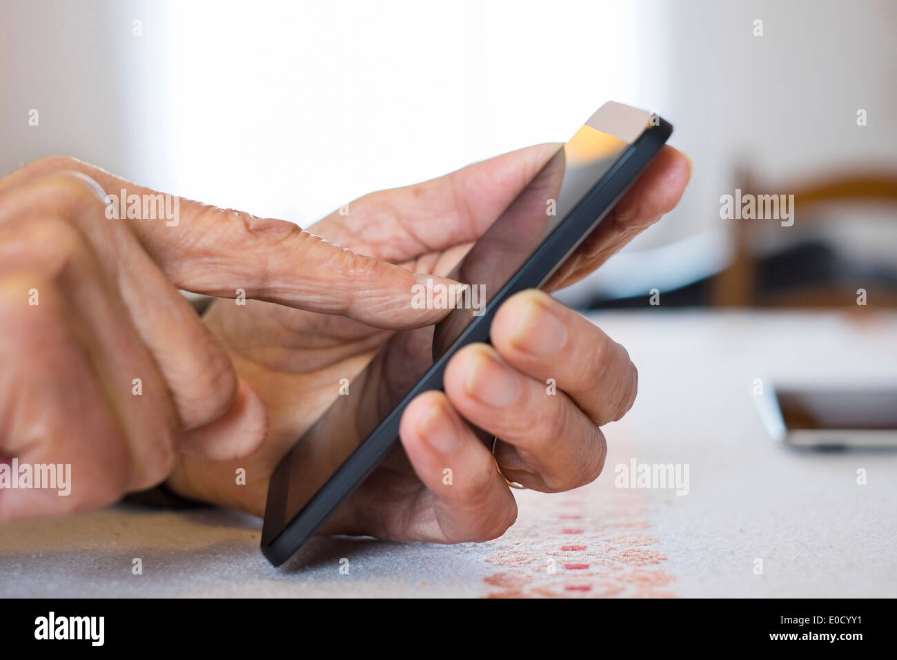 Mature écrit téléphone cellulaire à l'intérieur libre Banque D'Images