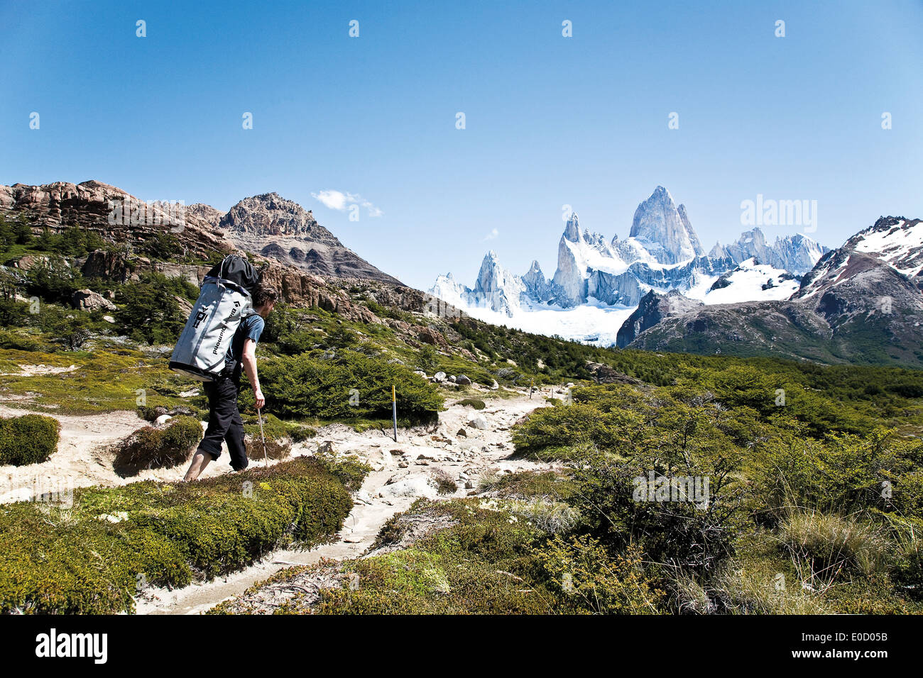 Homme randonnée sur le massif du Fitz Roy, El Chalten, Patagonie, Argentine Banque D'Images