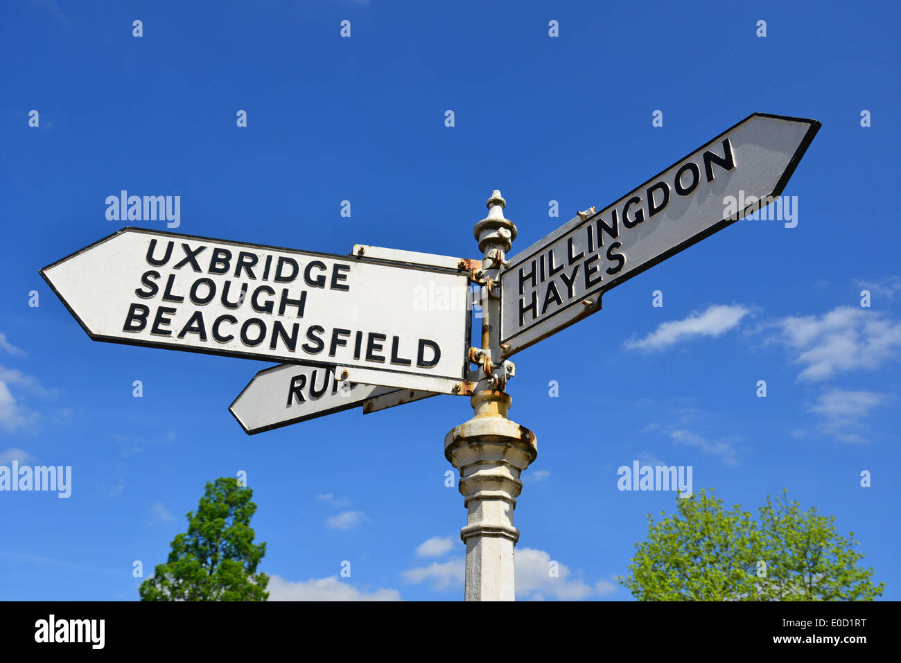Vintage sign post, High Road, Ickenham, London, Greater London, Angleterre, Royaume-Uni Banque D'Images