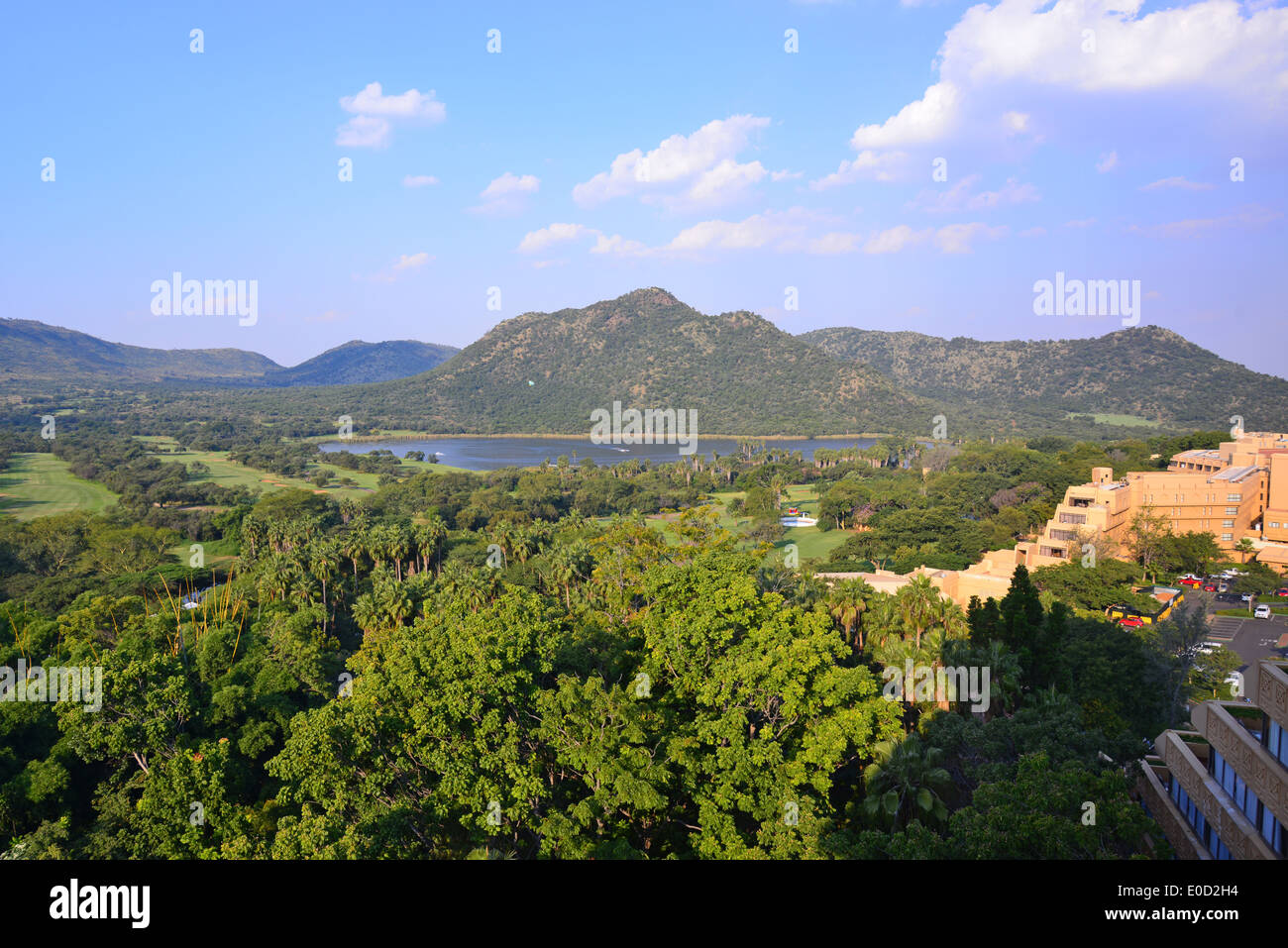 Vue aérienne de l'hôtel Cascades, Sun City Holiday Resort, Pilanesberg, Province du Nord Ouest de la République d Afrique du Sud Banque D'Images