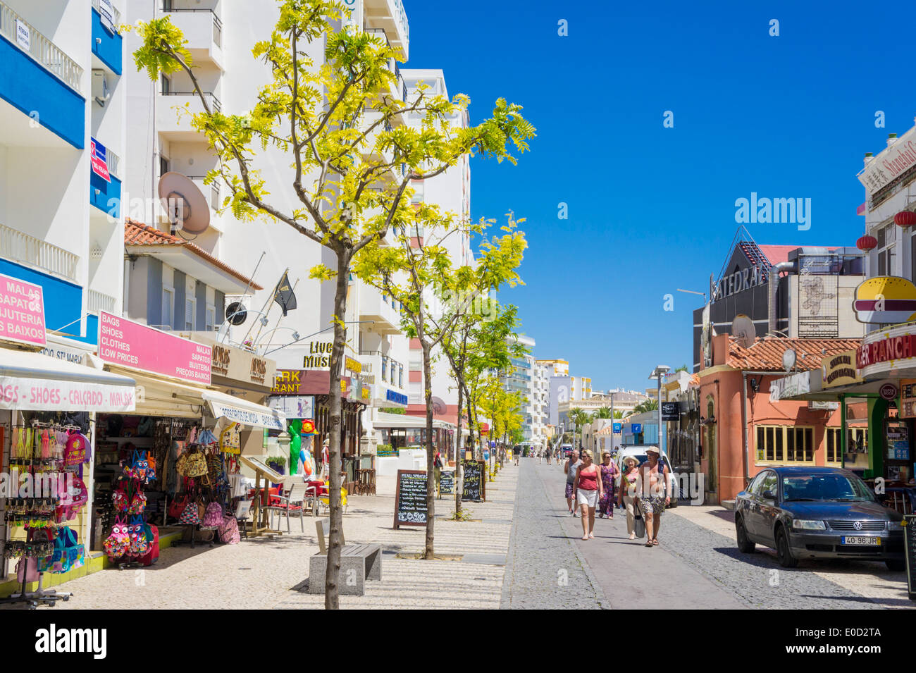 Les touristes à marcher le long Avienda Tomas Cabreira au-dessus de la plage de Praia da Rocha, Portimao Algarve Portugal Europe de l'UE Banque D'Images