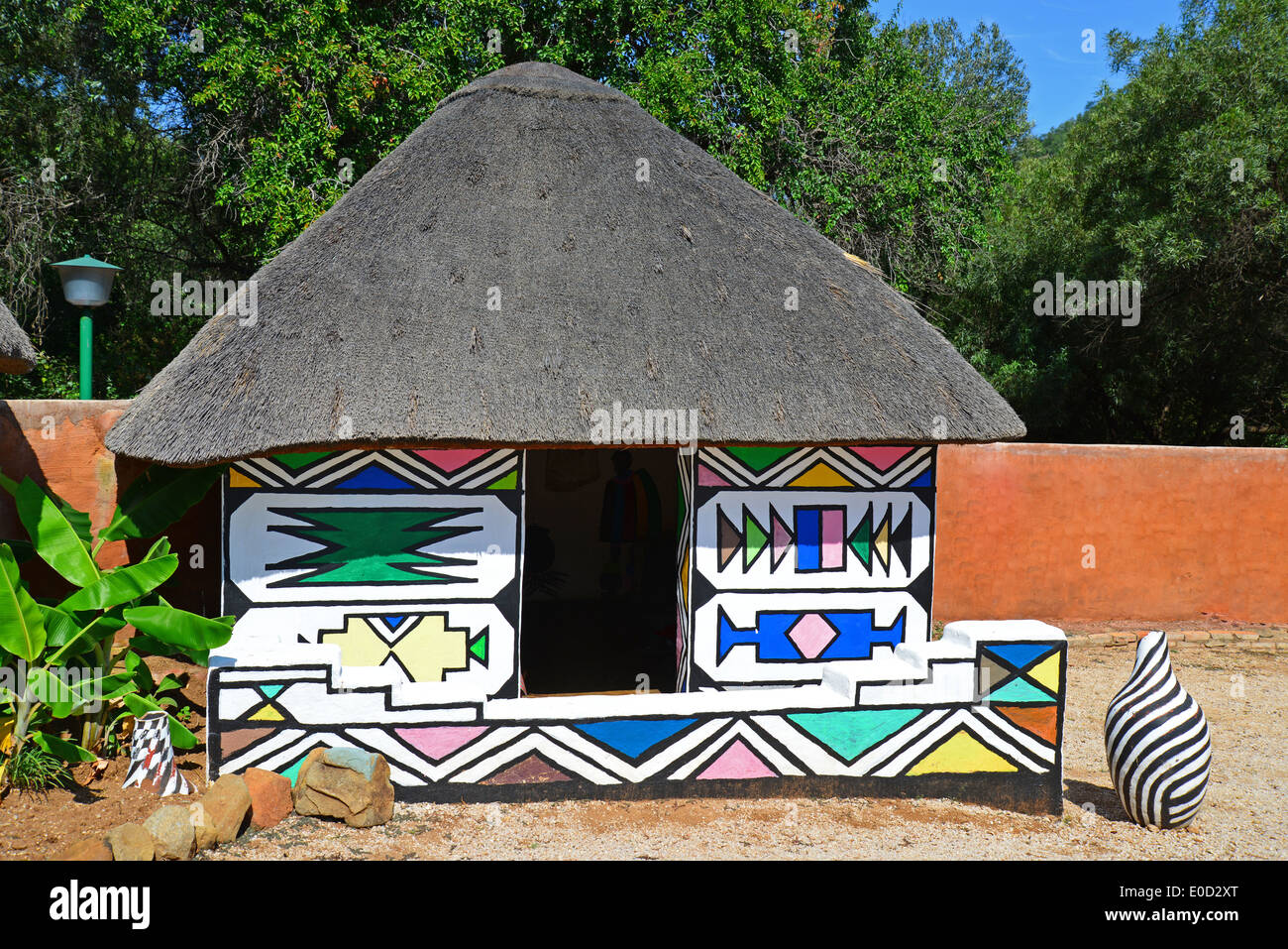 Les Ndebele peintes en séjour à Motseng Village culturel, Sun City, Pilanesberg, Province du Nord-Ouest, Afrique du Sud Banque D'Images