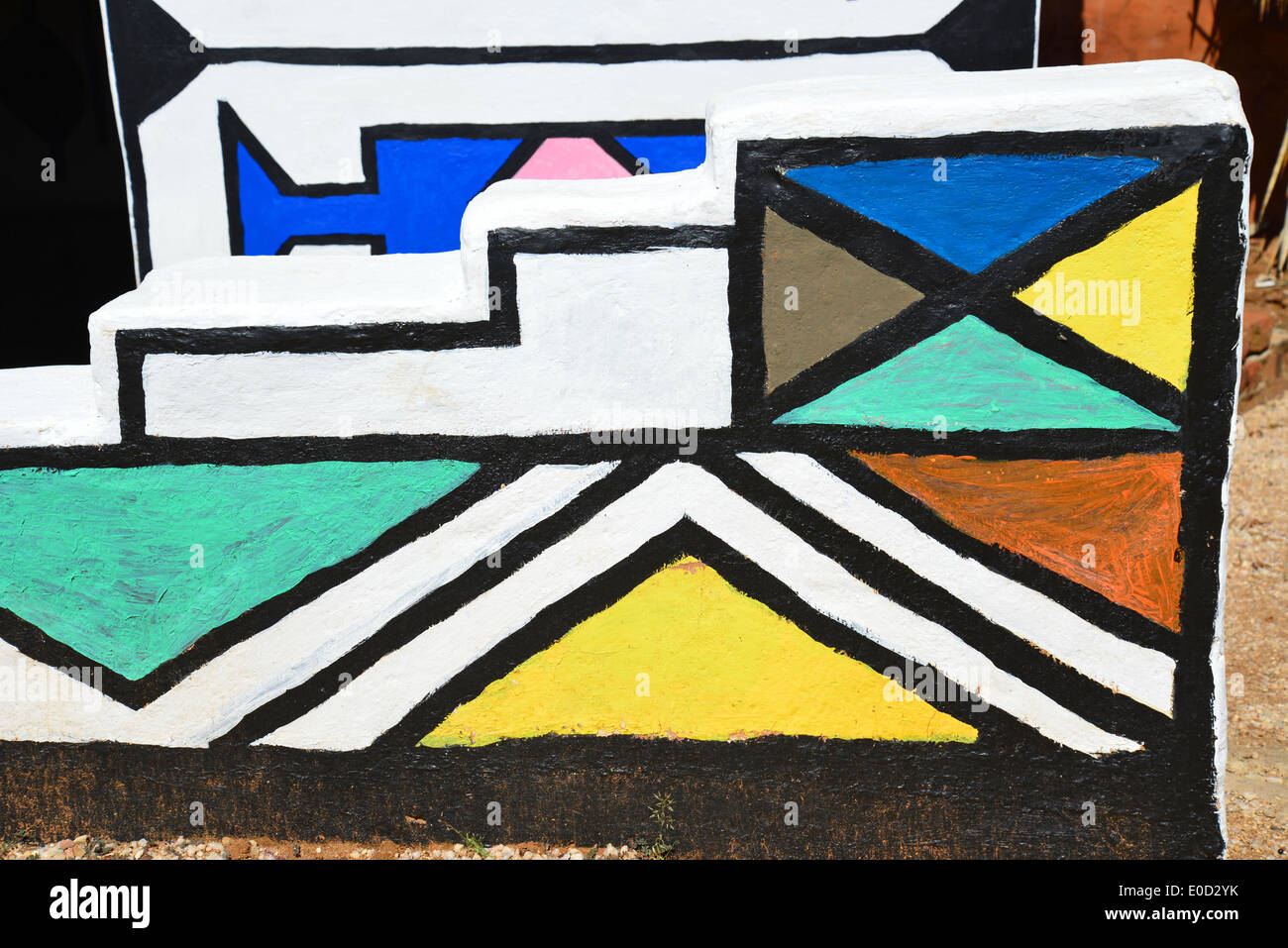 Les Ndebele peintes en séjour à Motseng Village culturel, Sun City, Pilanesberg, Province du Nord-Ouest, Afrique du Sud Banque D'Images