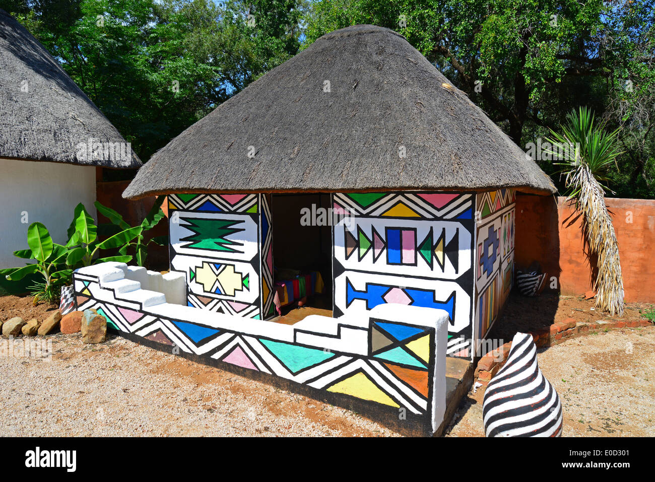Les Ndebele peintes en séjour à Motseng Village culturel, Sun City, Pilanesberg, Province du Nord-Ouest, Afrique du Sud Banque D'Images