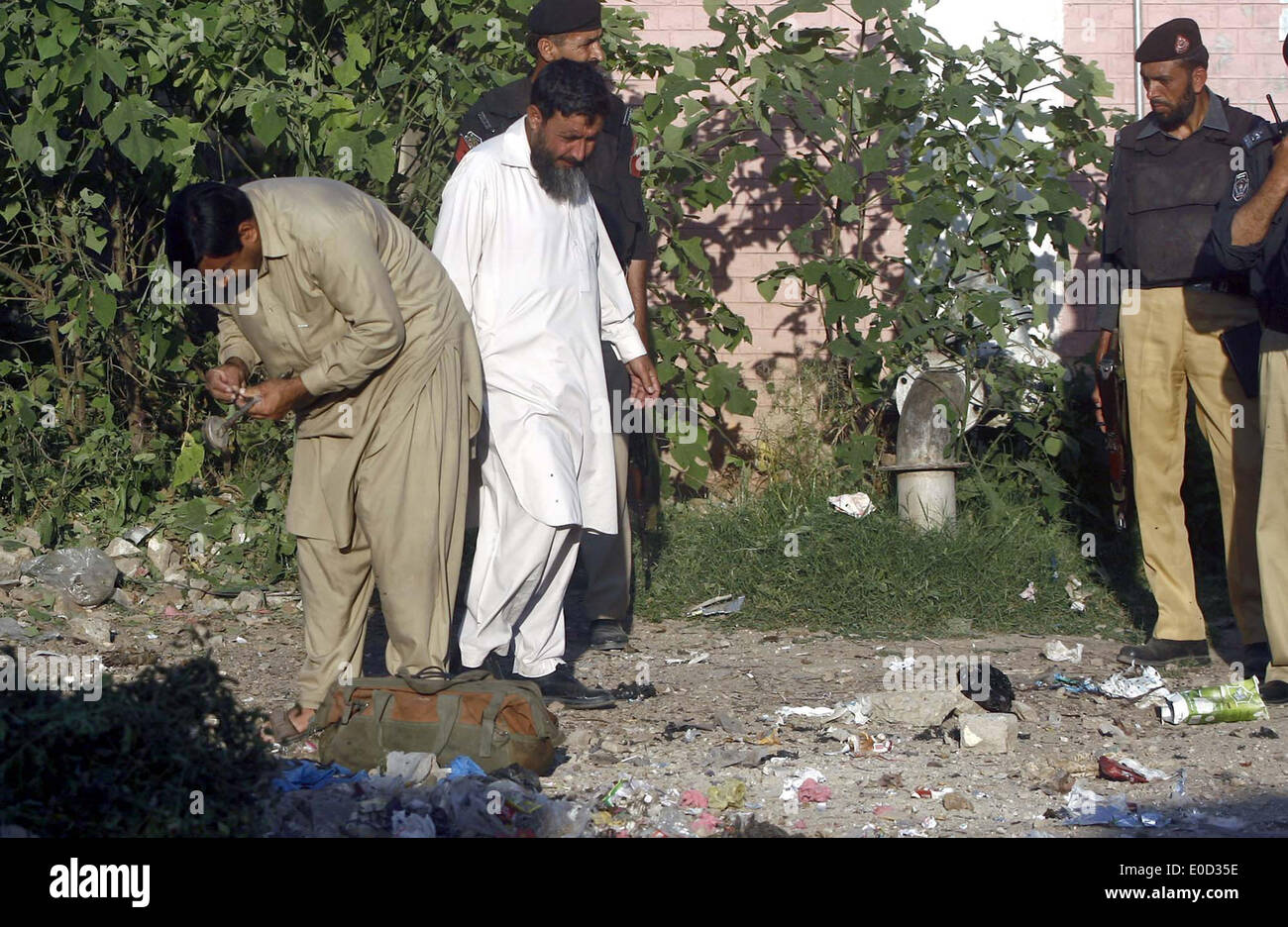 Les membres de l'unité de neutralisation des bombes en civil la collecte de preuves sur le site de l'explosion au Khyber Super marché sur la route Bara le Vendredi, 09 mai, 2014. Banque D'Images