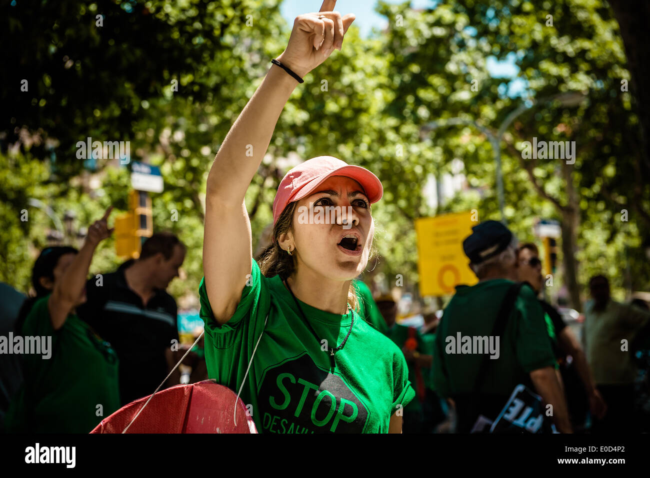Barcelone, Espagne. Mai 9th, 2014 : un militant de l'anti-expulsion 'groupe' HAP, la plate-forme des personnes touchées par des hypothèques, crie des slogans au cours d'une manifestation contre les expulsions à Barcelone : Crédit matthi/Alamy Live News Banque D'Images