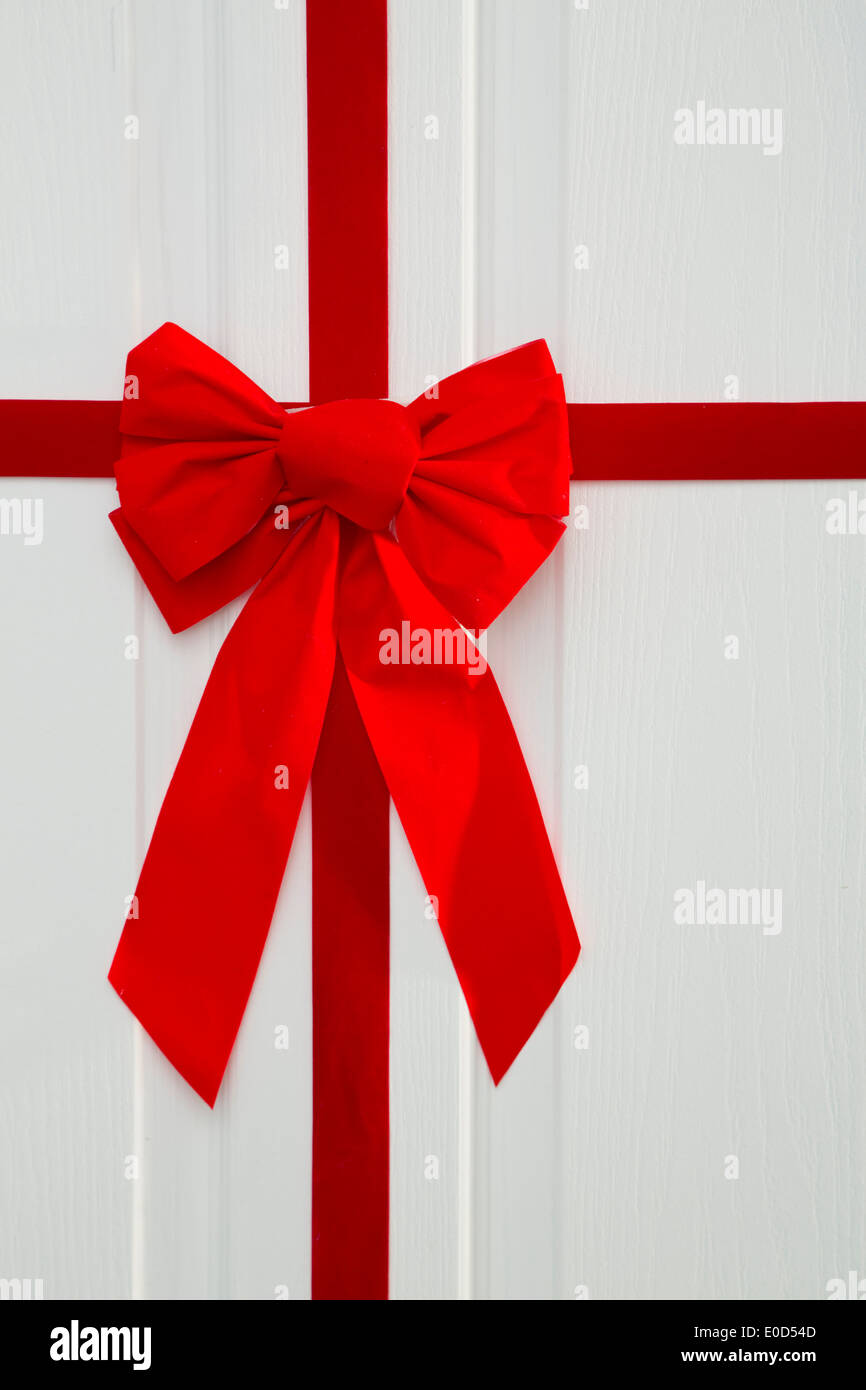 Red bow on porte blanche Banque D'Images