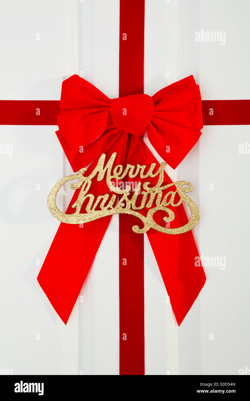 Red bow on porte blanche Banque D'Images