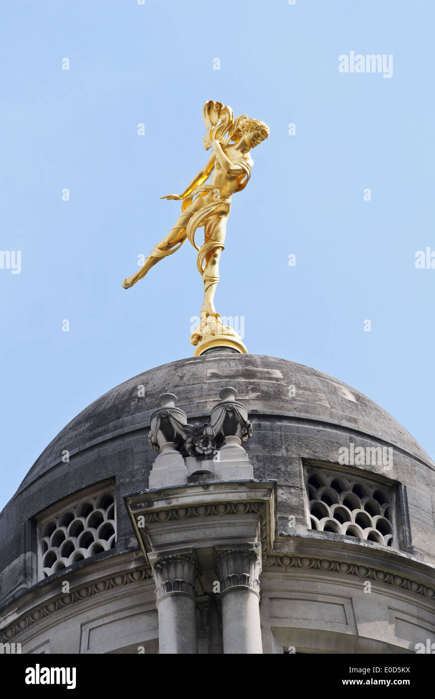 Une statue en or de l'Ariel en haut de la tour de la Bank of England, Londres, Angleterre, Royaume-Uni. Banque D'Images