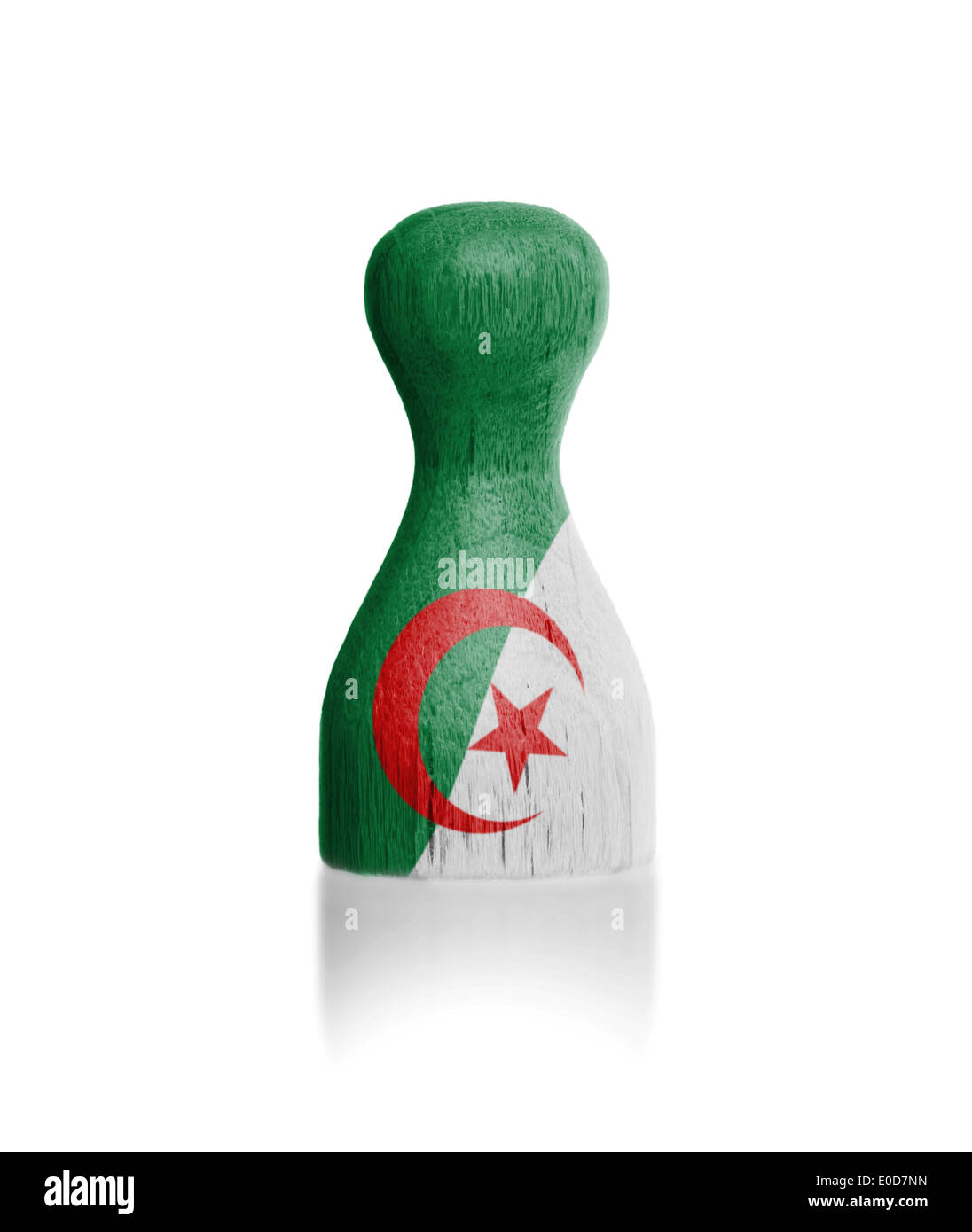 Pion en bois avec une peinture d'un drapeau Algérie Banque D'Images