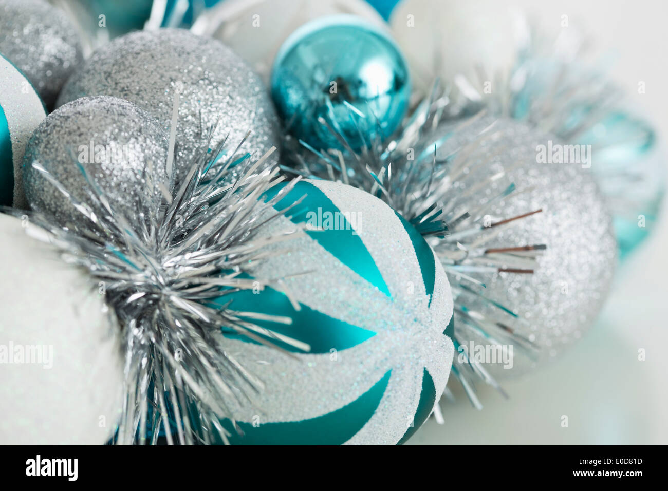 Close up de bleu et d'argent des ornements de Noël Banque D'Images