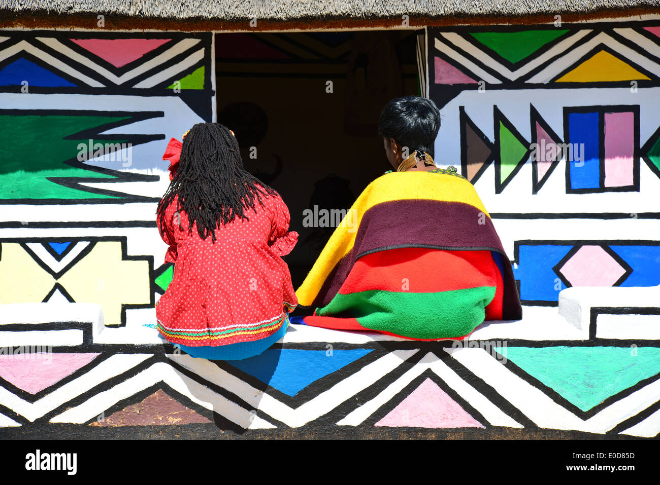 Les femmes Ndebele et hut à Motseng Village culturel, Sun City Resort, Pilanesberg, Province du Nord Ouest de la République d Afrique du Sud Banque D'Images