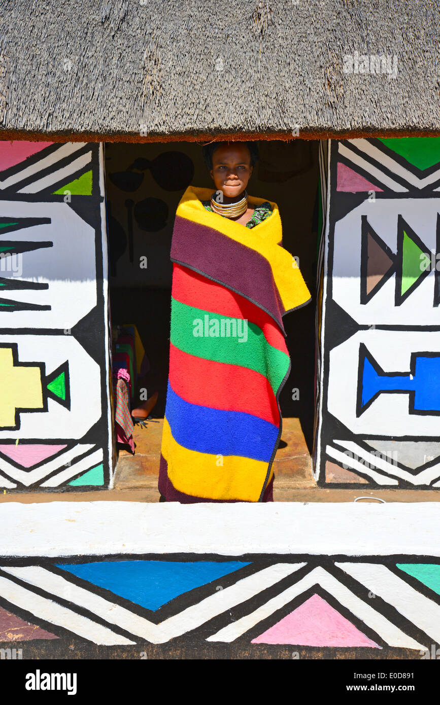 Femme Ndebele et hut à Motseng Village culturel, Sun City Resort, Pilanesberg, Province du Nord Ouest de la République d Afrique du Sud Banque D'Images