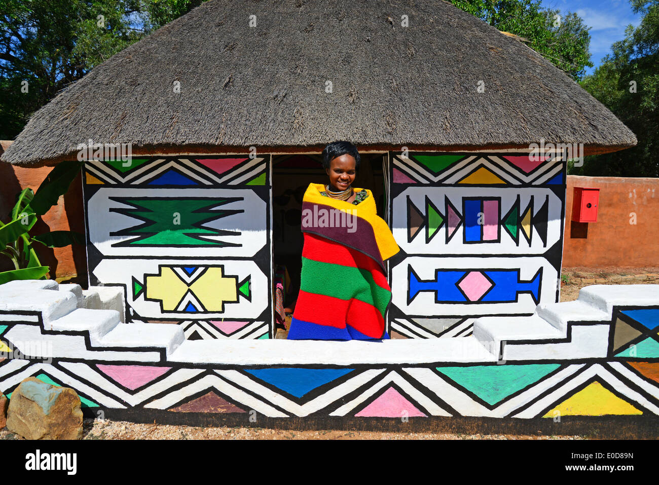Femme Ndebele et hut à Motseng Village culturel, Sun City Resort, Pilanesberg, Province du Nord Ouest de la République d Afrique du Sud Banque D'Images