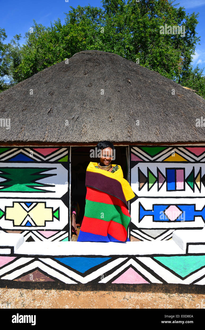 Femme Ndebele et hut à Motseng Village culturel, Sun City Resort, Pilanesberg, Province du Nord Ouest de la République d Afrique du Sud Banque D'Images