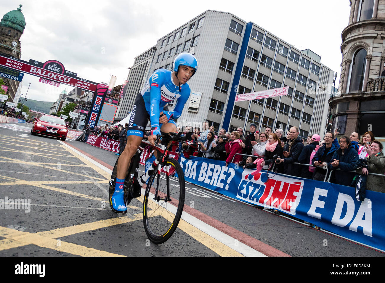 Belfast, Irlande du Nord. 09 mai, 2014. Un blessé plus de sentiers Garmin Sharp rider la ligne d'arrivée loin derrière ses coéquipiers au cours de la montre par équipe et première étape du Giro d'Italia. Credit : Action Plus Sport Images/Alamy Live News Banque D'Images