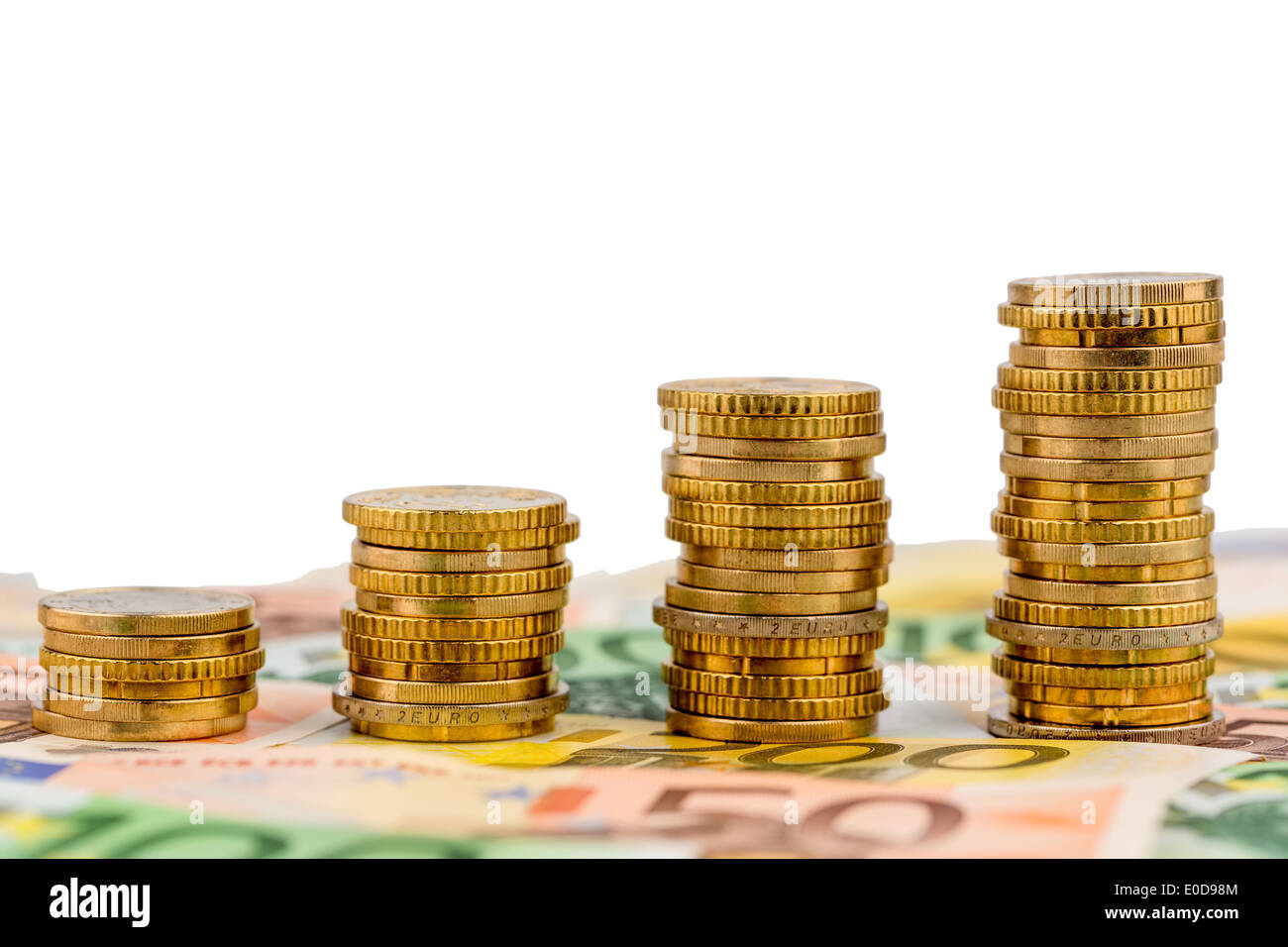 Pile de pièces de monnaie monétaire, courbe ascendante, photo symbolique pour la hausse des bénéfices et augmentation des coûts, aussi Geldmuenzen Bechelsdorf, steigende Kur Banque D'Images