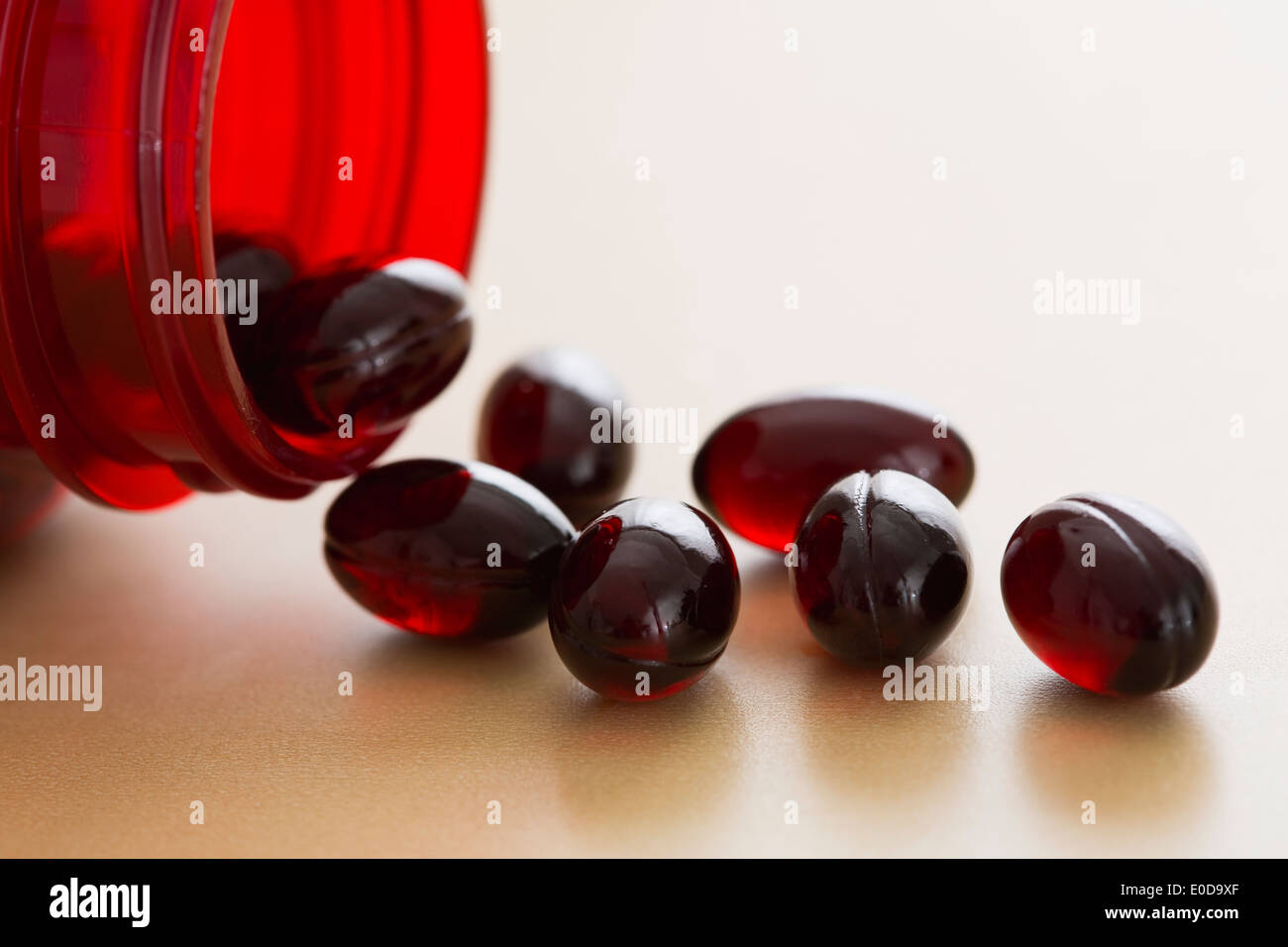 Bouteille de vitamines, capsules de gel Banque D'Images