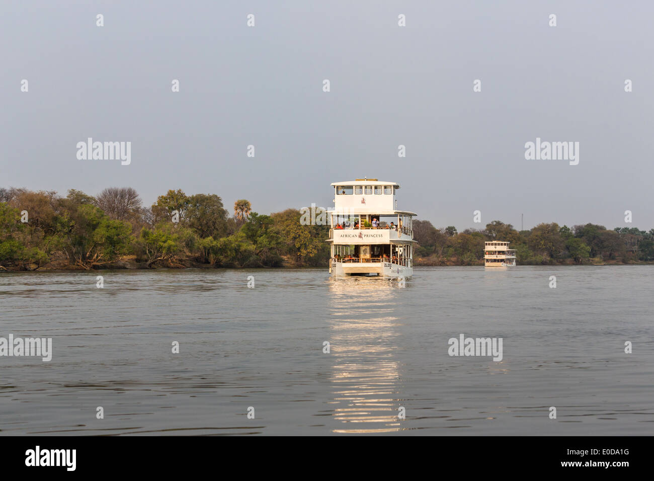 Les touristes profiter de riverboat croisière sur 'African Princess' et 'African Queen' sur le fleuve Zambèze, Zambie, près de Victoria Falls Banque D'Images