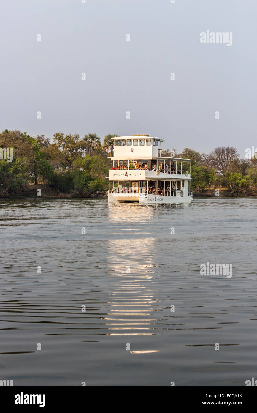 Les touristes profiter d'une soirée croisière sur le bateau 'African Princess' sur le fleuve Zambèze, Zambie, près de la Victoria Falls Banque D'Images