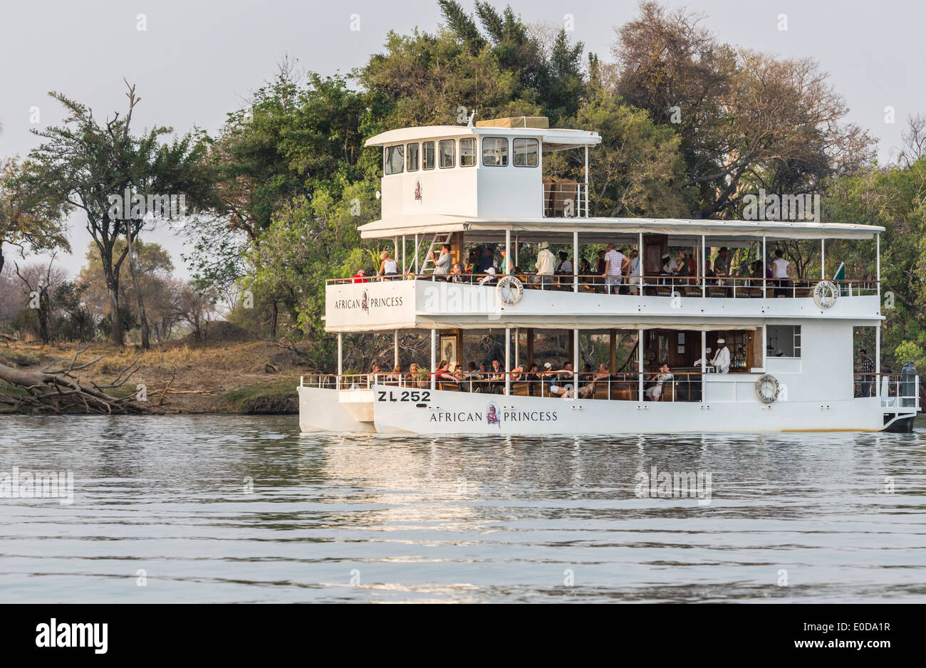 Les touristes profiter d'une soirée croisière sur le bateau 'African Princess' sur le fleuve Zambèze, Zambie, près de la Victoria Falls Banque D'Images