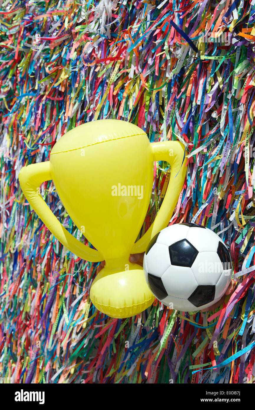 Bonne chance ballon de soccer et de football au trophée du championnat brésilien de mur tiens à l'église de rubans Bonfim à Salvador de Bahia Banque D'Images